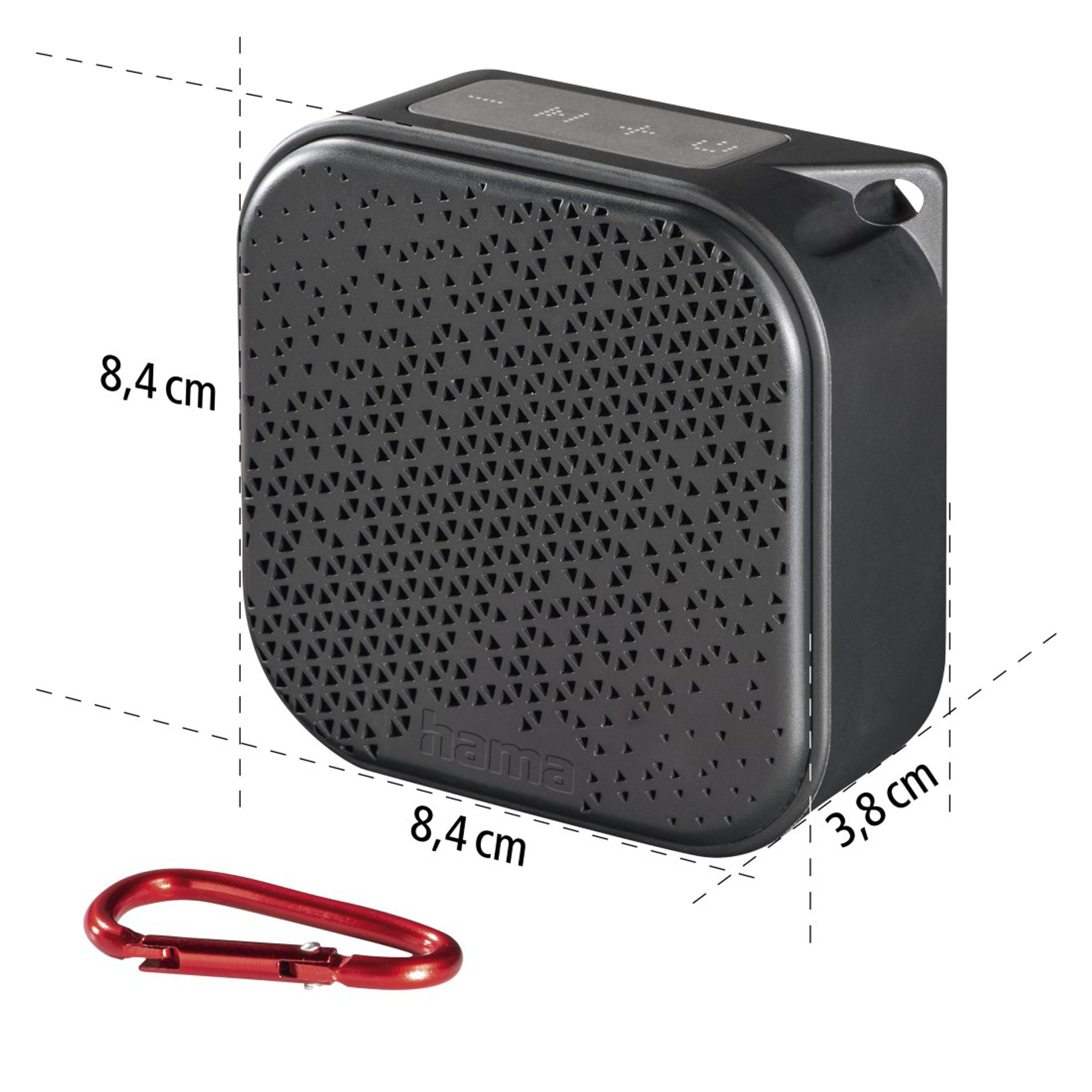 Un altoparlante Hama nero con fori triangolari, moschettone rosso ed etichette dimensionali: 8,4 cm x 8,4 cm x 3,8 cm.