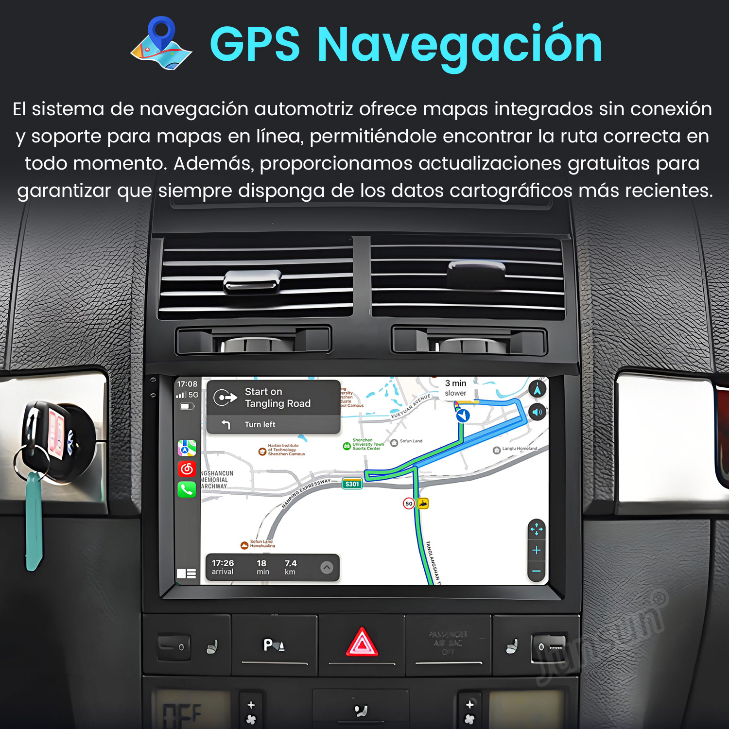El salpicadero del coche muestra una pantalla de navegación GPS con un mapa y una ruta. Se inserta una llave del coche. El interior del coche es visible.