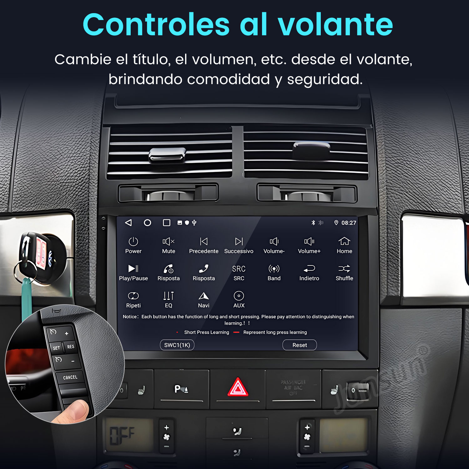 Panel del coche con pantalla. Una mano sostiene los controles del volante. La llave del coche es visible.