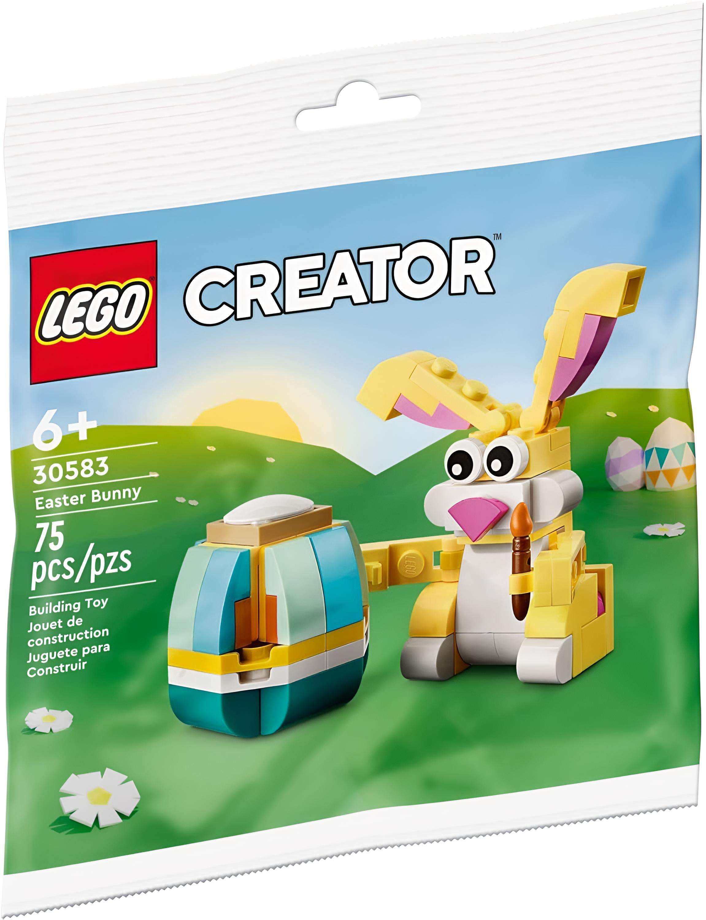 Yeşil zemin üzerinde tavşan ve yumurta bulunan bir LEGO Creator Paskalya Tavşanı seti. Set plastik bir torbada.