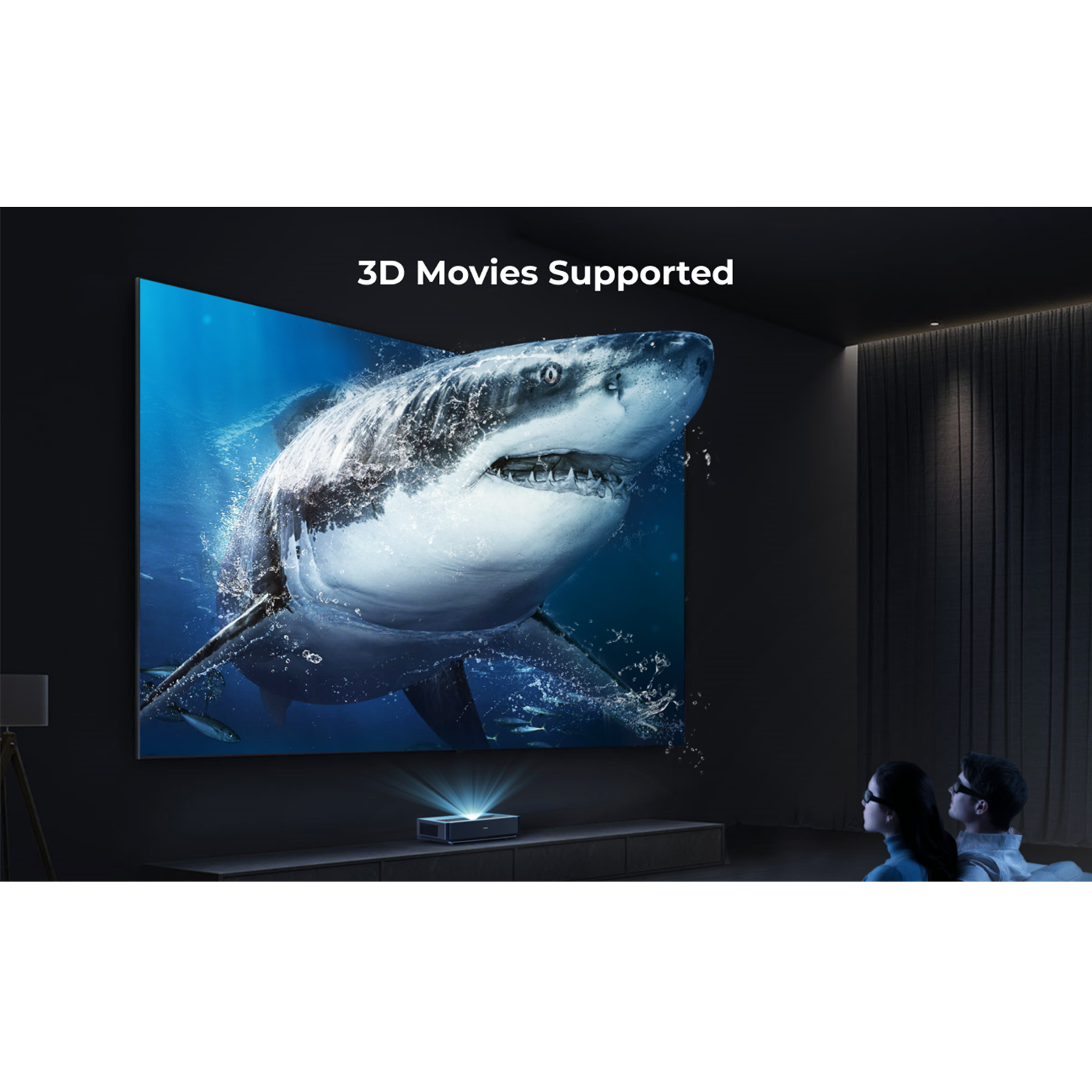 Film o rekinie jest wyświetlany na ekranie. Dwie osoby oglądają film w okularach 3D w ciemnym pokoju.