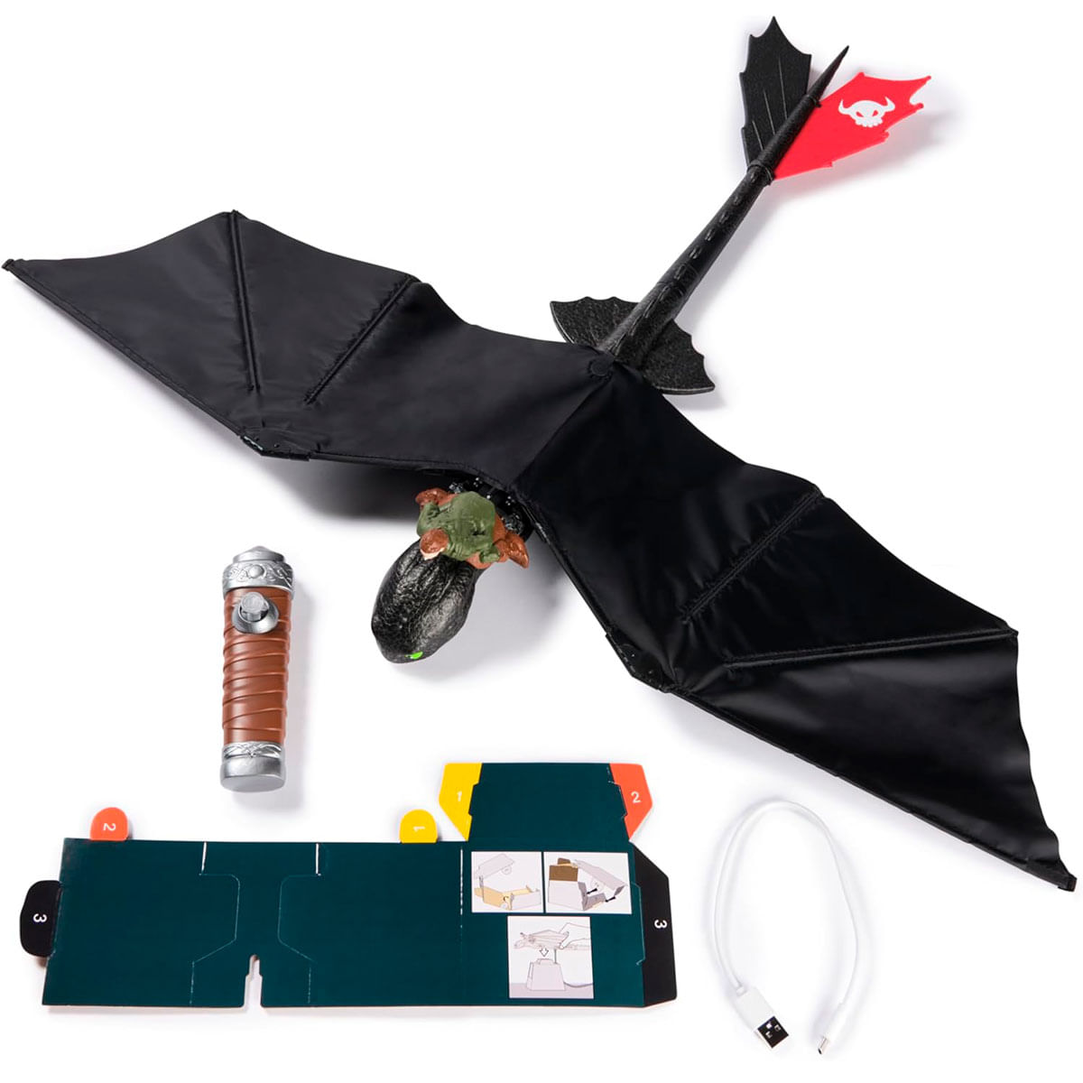 Un dragón de juguete con alas negras y cola roja, junto a una linterna marrón, una caja de cartón y un cable USB blanco.
