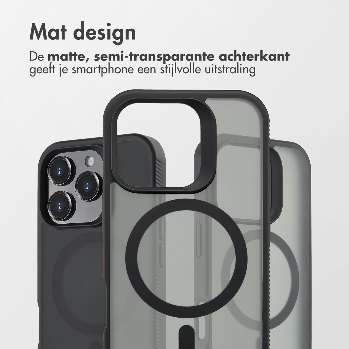 Trois coques de téléphone, une noire, deux transparentes avec contours noirs. Texte : 'Mat design' en néerlandais, publicité.