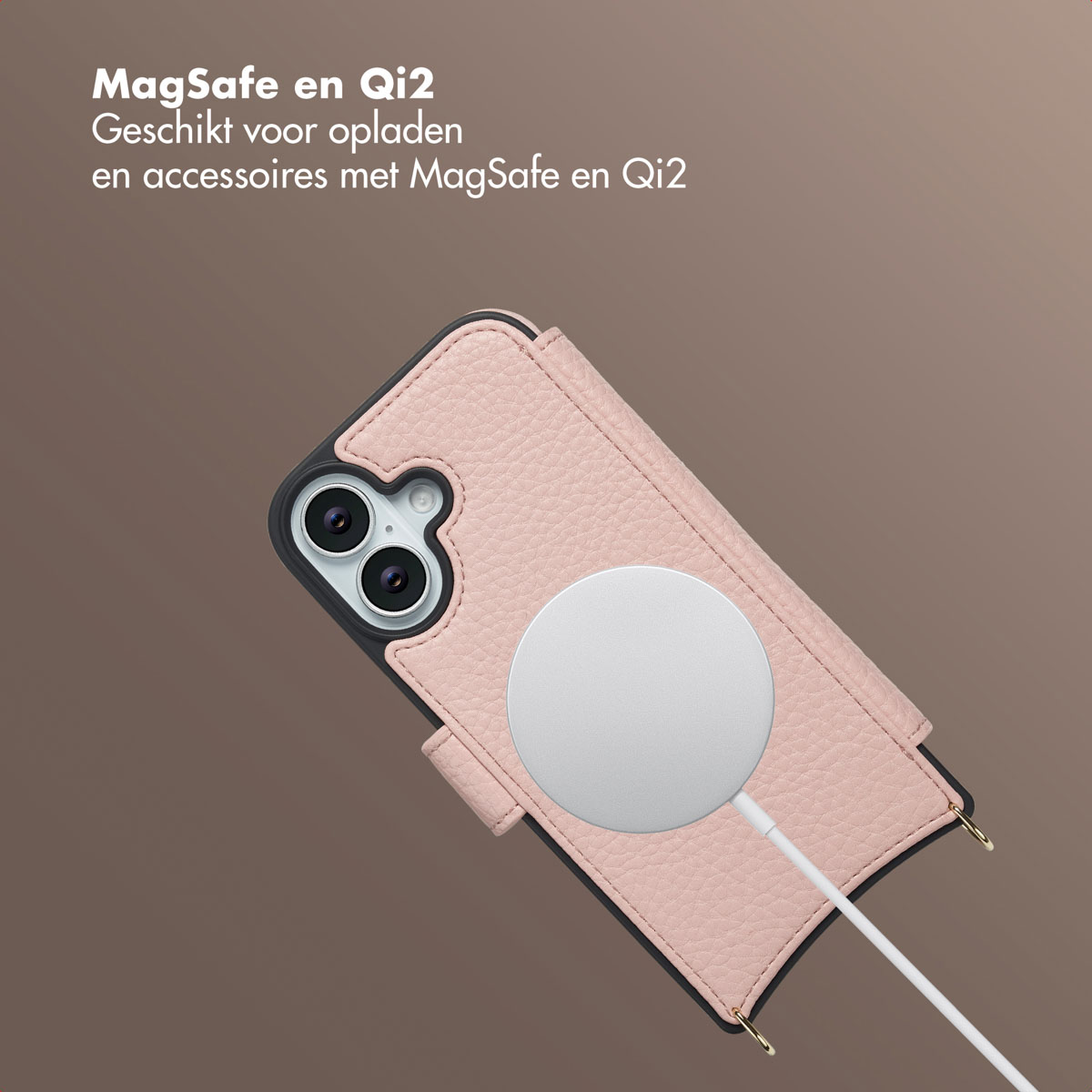 Étui de téléphone rose avec un chargeur MagSafe blanc connecté. L'étui est sur un fond marron.