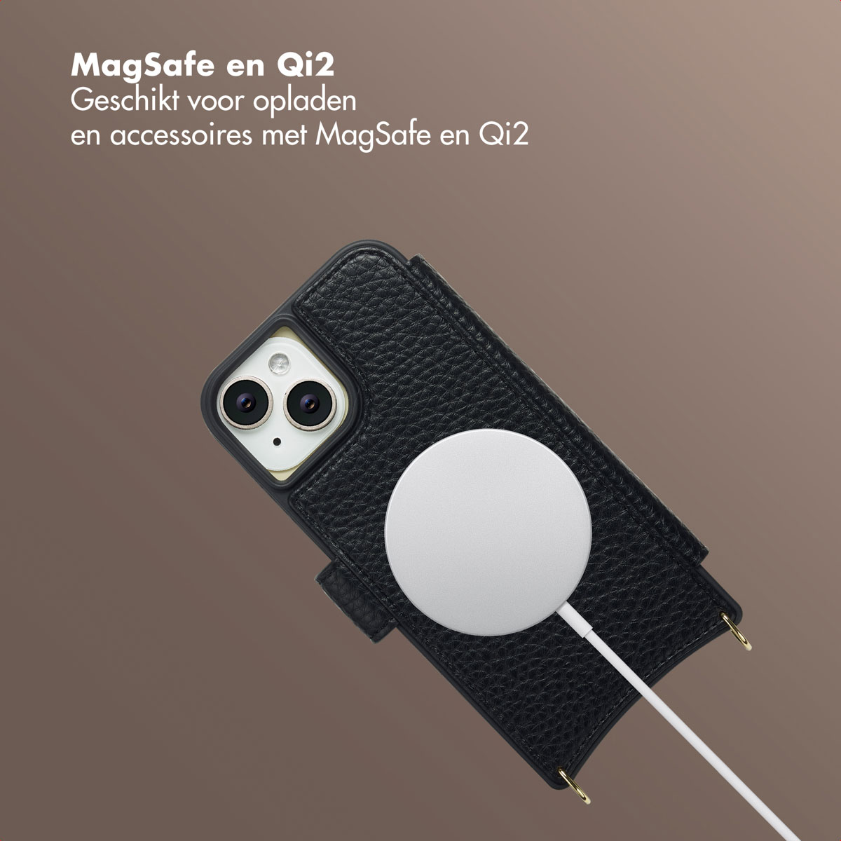 Zwarte iPhone in een leren hoesje met een witte MagSafe-oplader aangesloten. Bruine achtergrond met witte tekst.