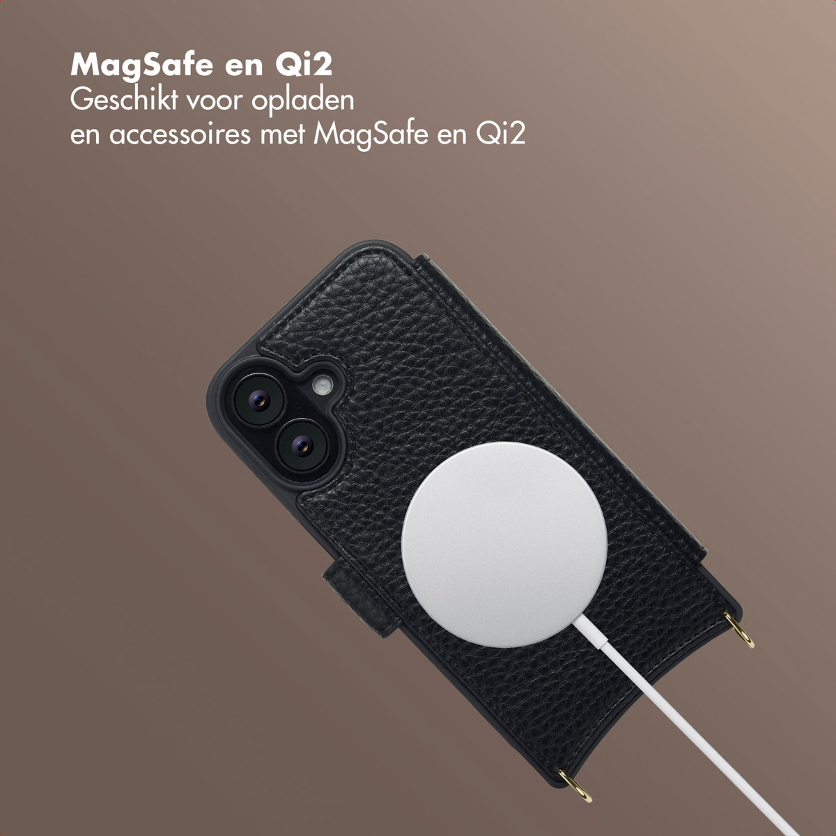 Un étui de téléphone noir avec un chargeur MagSafe blanc attaché. Le fond est un dégradé marron.