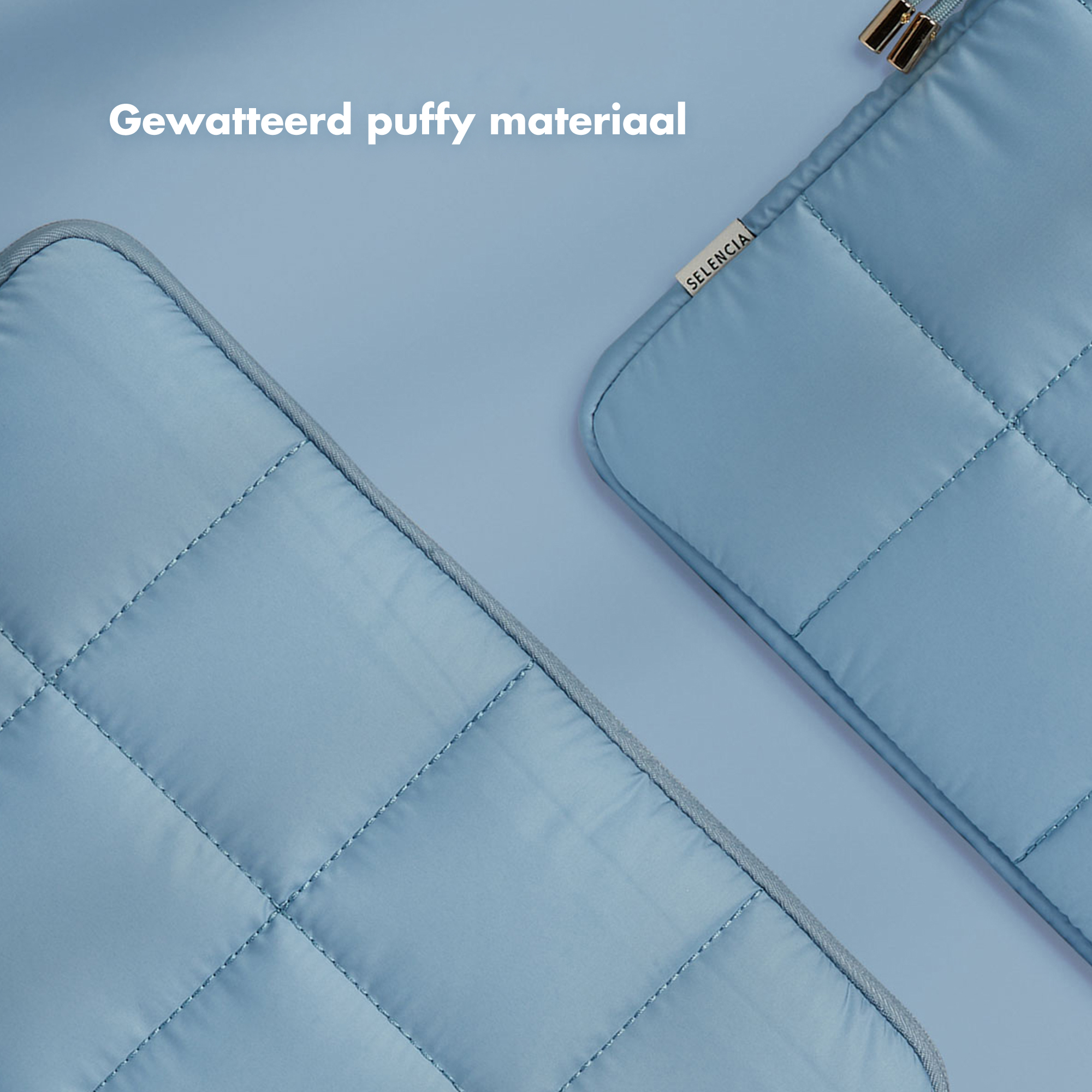 Two light blue quilted fabric pieces, with a grey border, on a light blue background. The text says 'Gewatteerd puffy materiaal'.