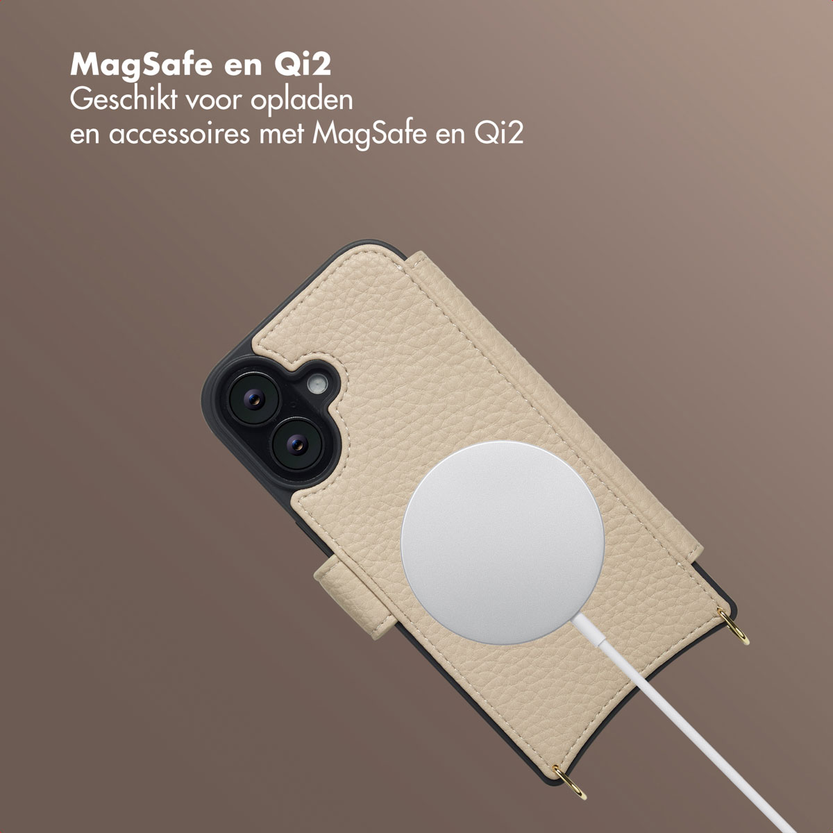Een telefoon in een beige lederen hoesje met een witte MagSafe-oplader. De achtergrond is een bruine gradiënt.