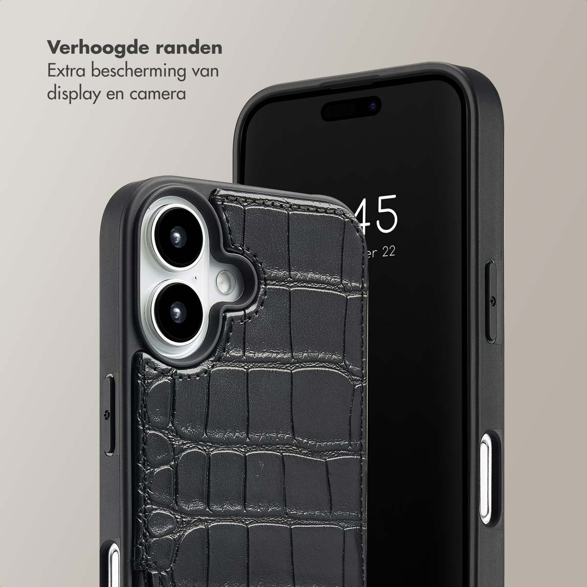 Een zwarte telefoon in een zwarte leren hoes. De hoes heeft verhoogde randen voor scherm- en camerabescherming.
