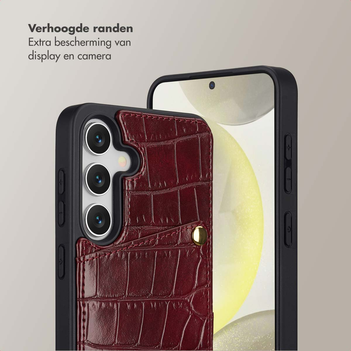 Een telefoon in een zwarte hoes met een bordeauxrode, getextureerde portemonnee. De telefoon heeft een drievoudige camera en een scherm.