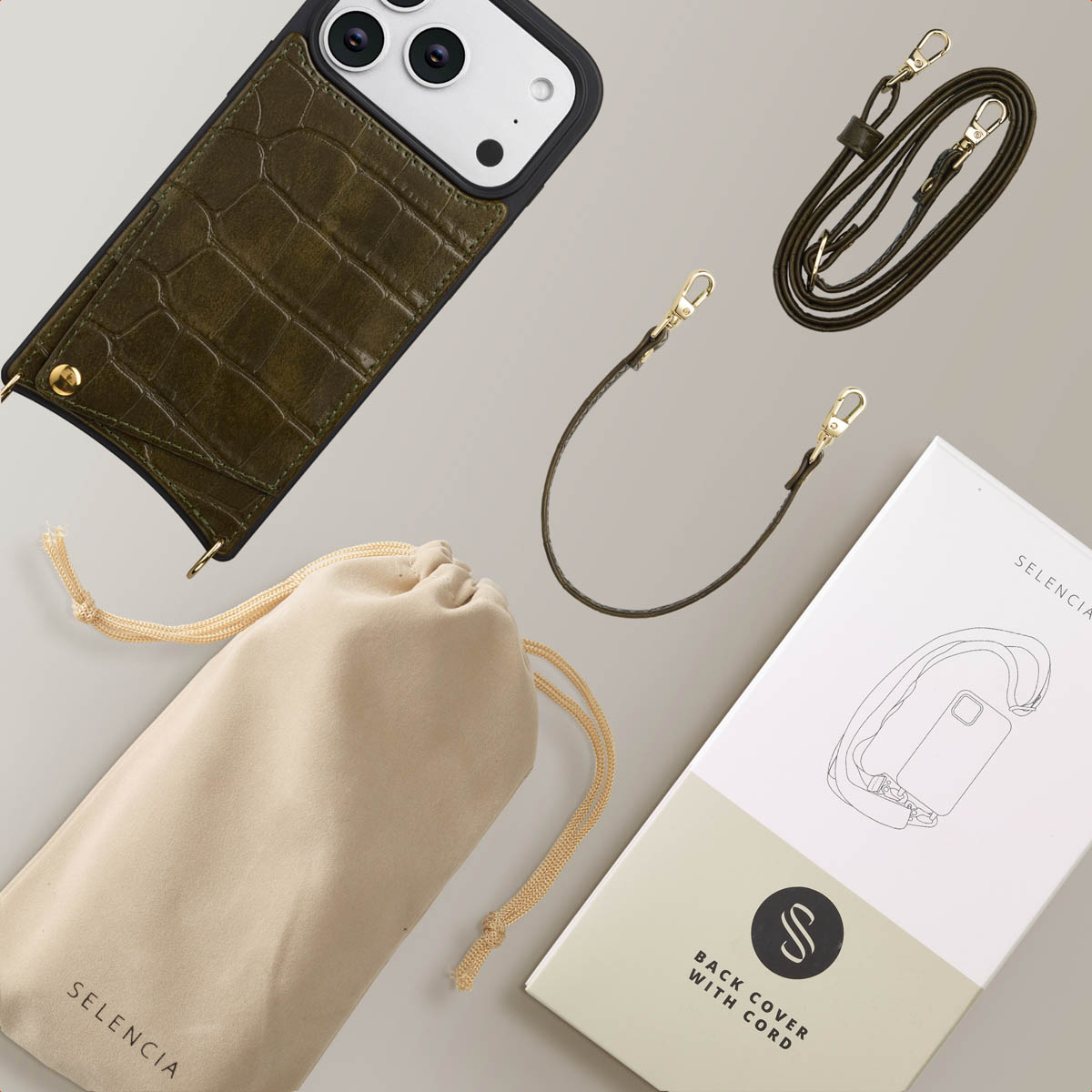 Coque de téléphone vert olive avec sangle et accessoires dorés. Sac beige à cordon et boîte blanche avec schéma de cordon.