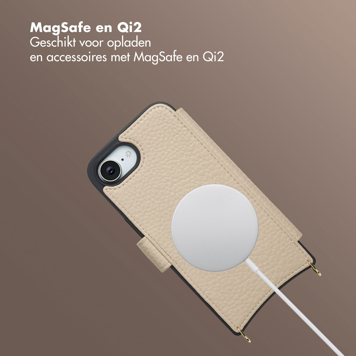Custodia per telefono in pelle beige con un caricatore MagSafe bianco attaccato. Il telefono è visibile.