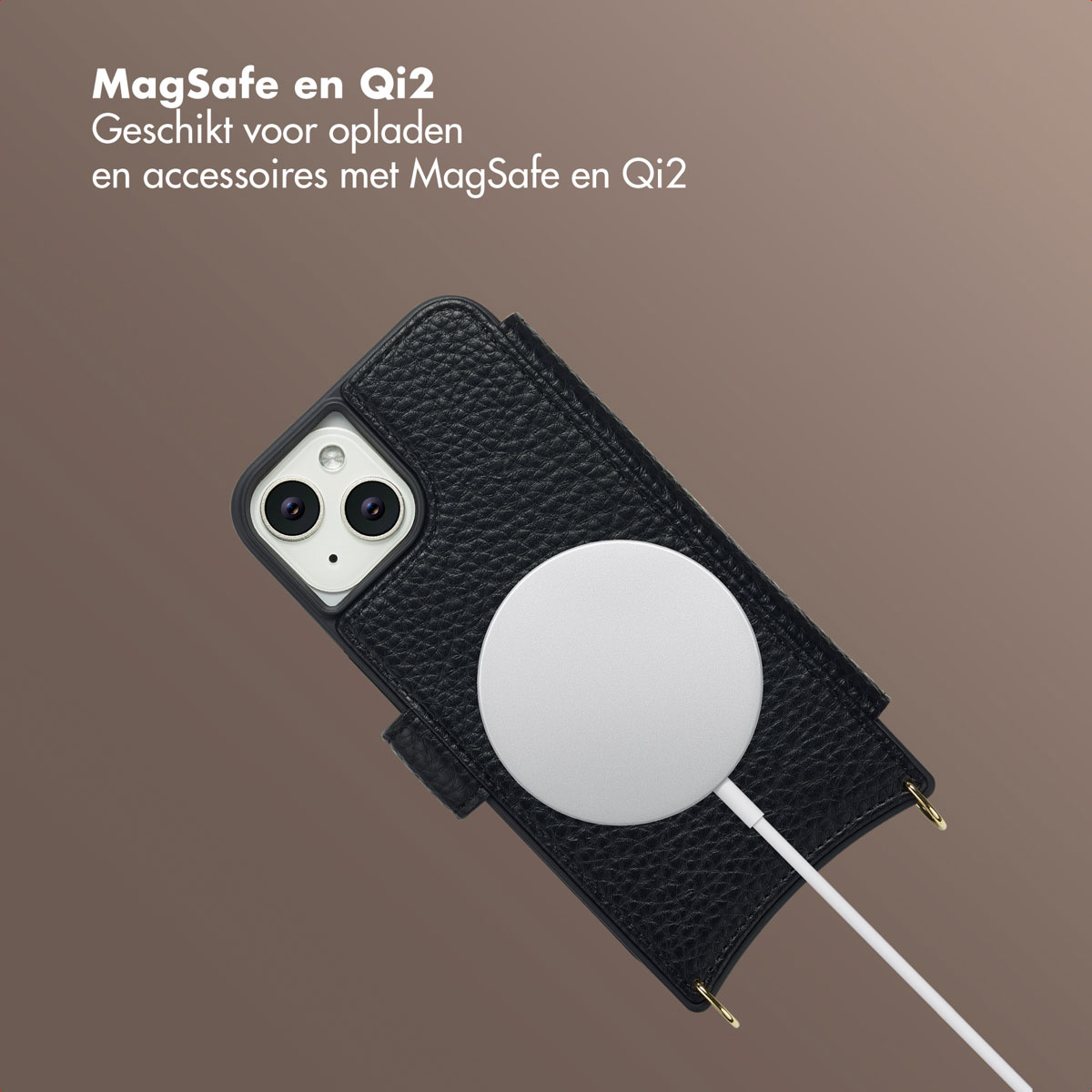 Una custodia per telefono in pelle nera con un caricatore MagSafe bianco collegato. Il telefono è bianco. Sfondo marrone.