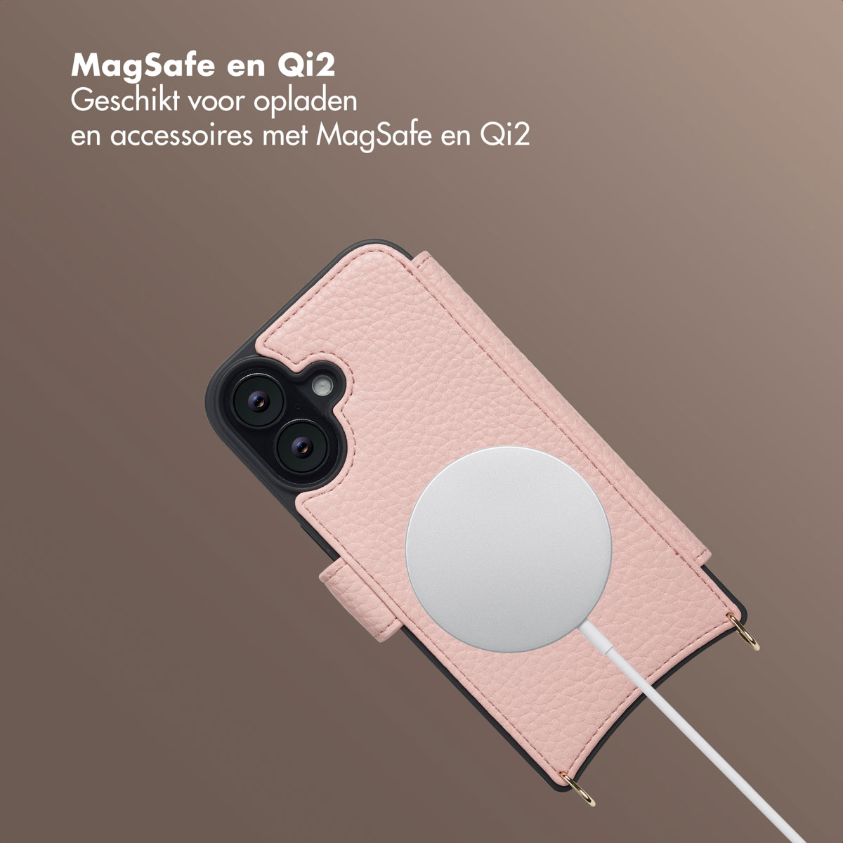 Een roze telefoonhoesje met een witte MagSafe-oplader. De telefoonhoesje staat op een bruine achtergrond. Tekst linksboven.