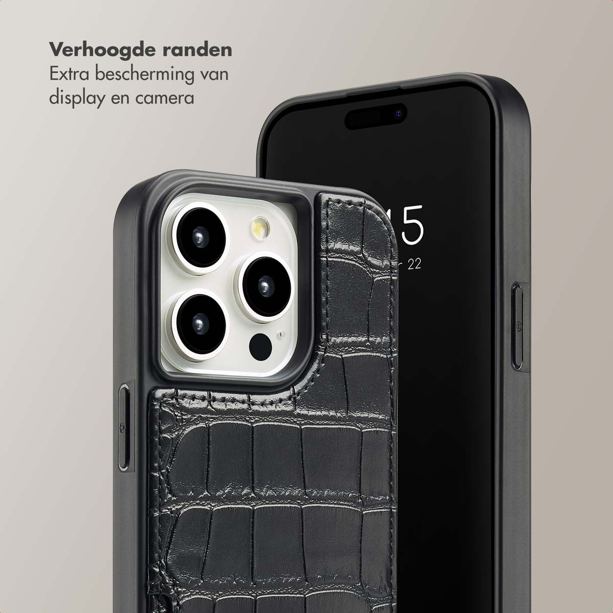 Deux smartphones noirs avec des étuis texturés crocodile. L'un est mis au point, montrant les objectifs de l'appareil photo. L'autre affiche '5 22'.