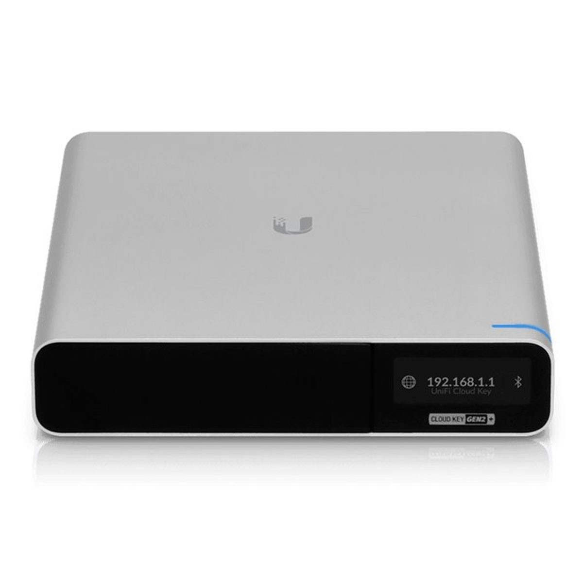 Un dispositivo Unifi Cloud Key Gen2+ argentato. Ha un pannello frontale nero con un display che mostra l'indirizzo IP. La parte superiore ha un logo.