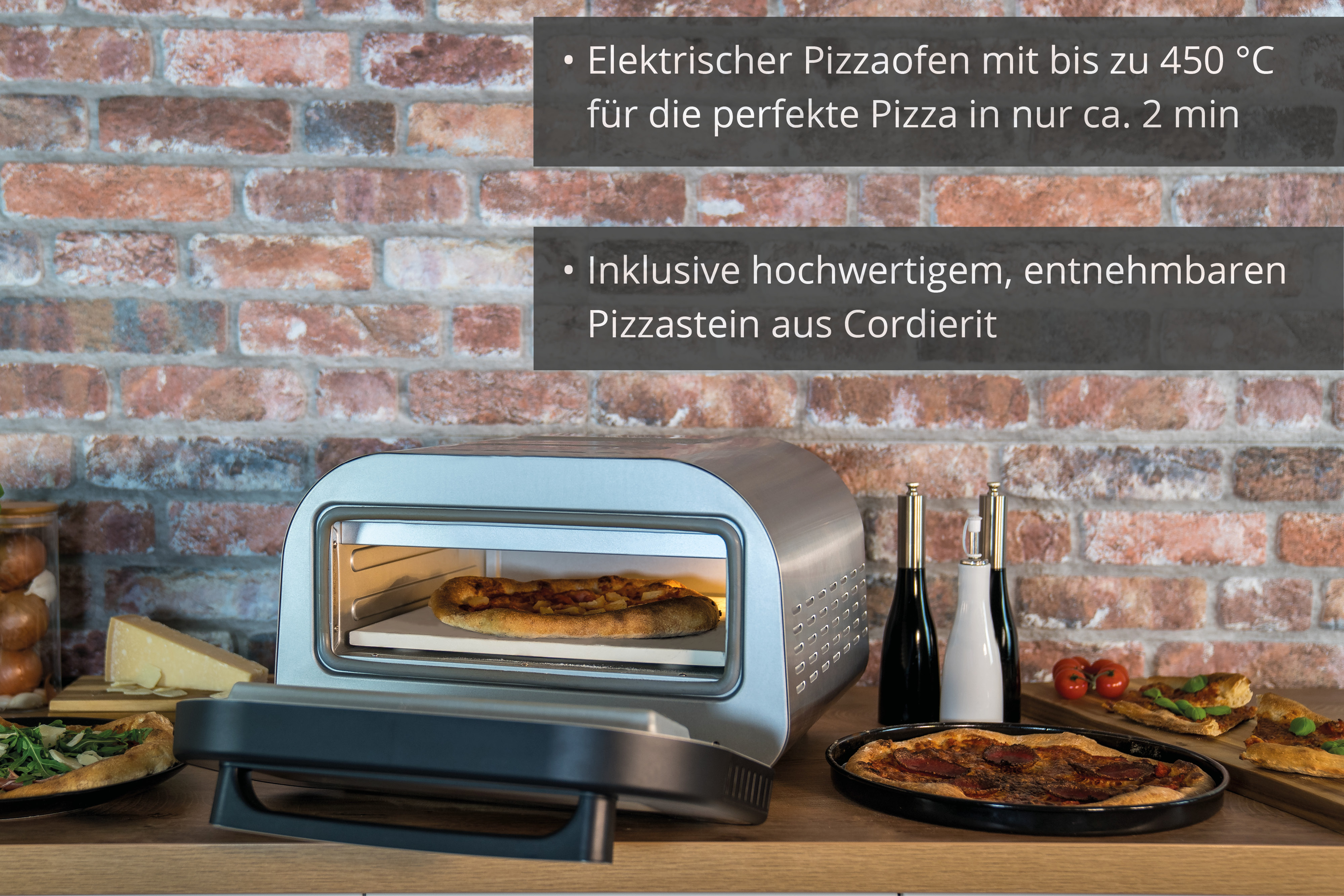 Ein Pizzaofen mit Pizza. Flaschen und Pizzen auf dem Holztisch. Eine Ziegelmauer im Hintergrund.
