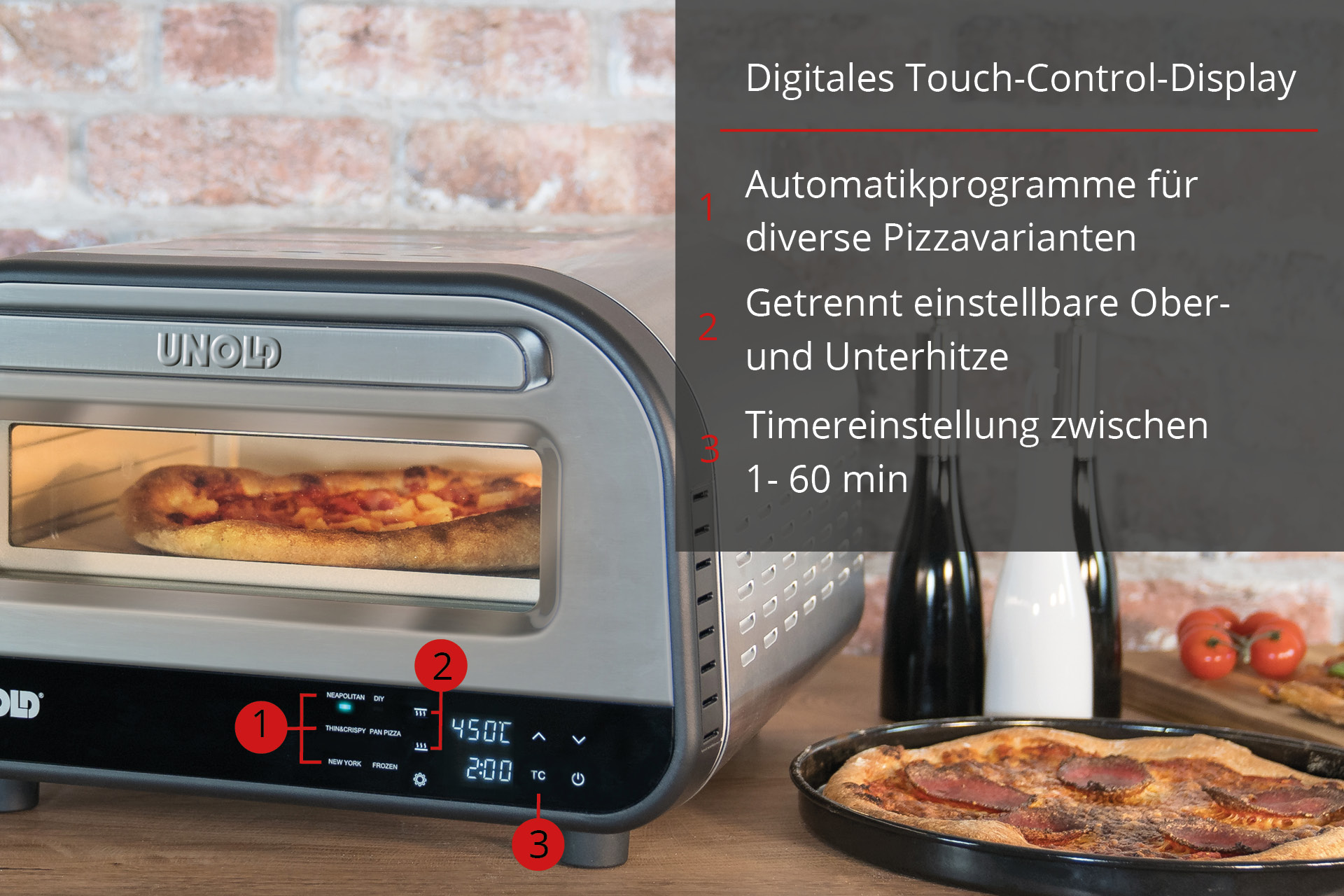 Ein Pizzaofen mit Pizza im Inneren. An der Vorderseite befindet sich ein Bedienfeld. Daneben stehen zwei Flaschen und eine Pizza.
