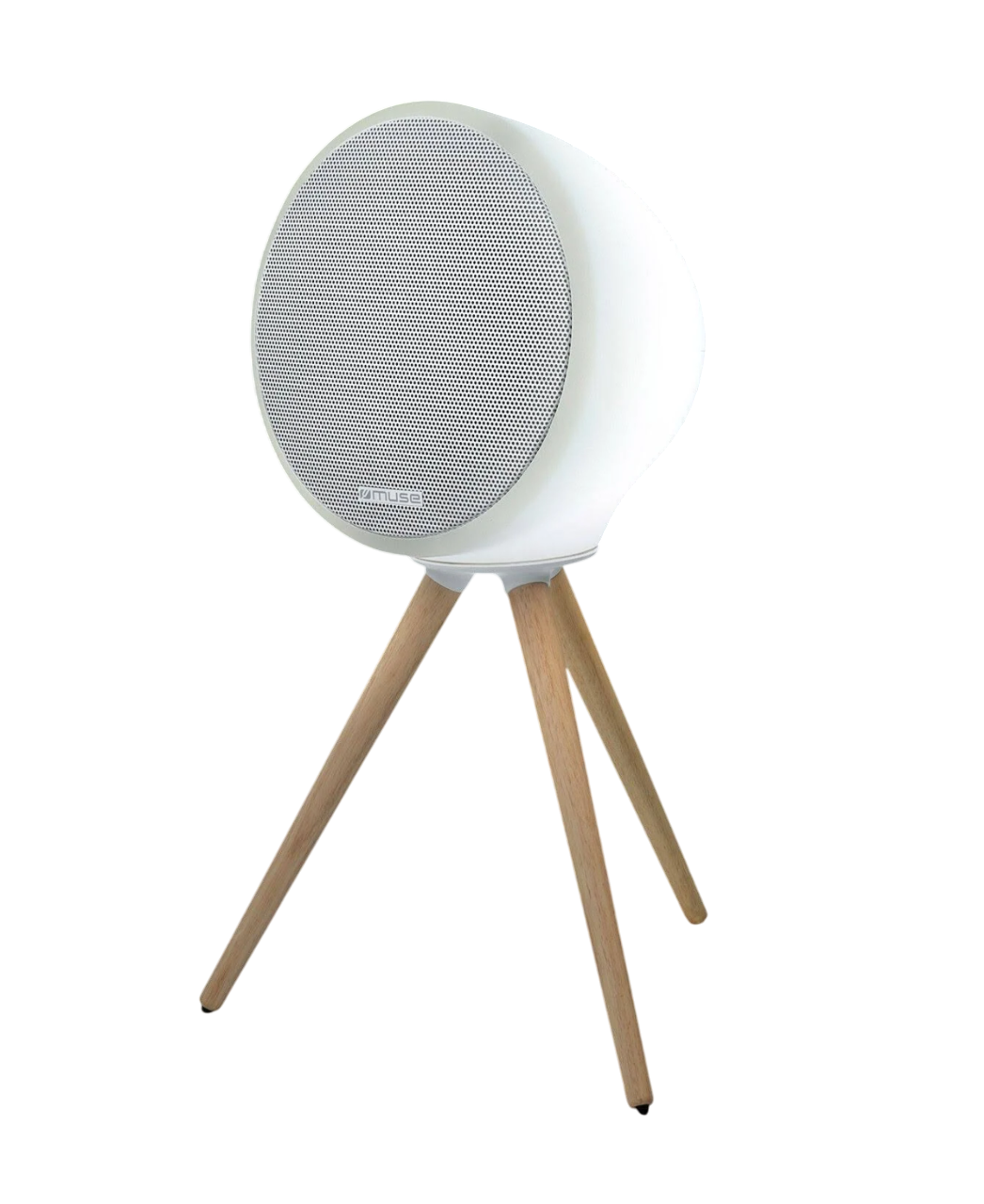 Biały głośnik z siatkowym przodem stoi na trzech drewnianych nogach na czarnym tle. Głośnik jest okrągły.