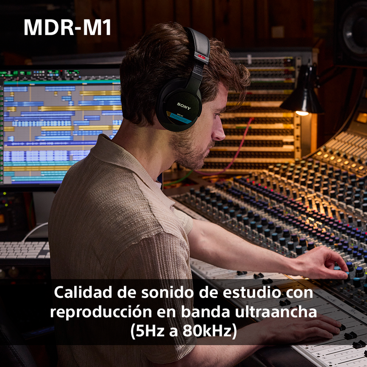 Un hombre con auriculares Sony en un estudio ajusta una mesa de mezclas. El texto de la imagen dice MDR-M1 y sonido de calidad.