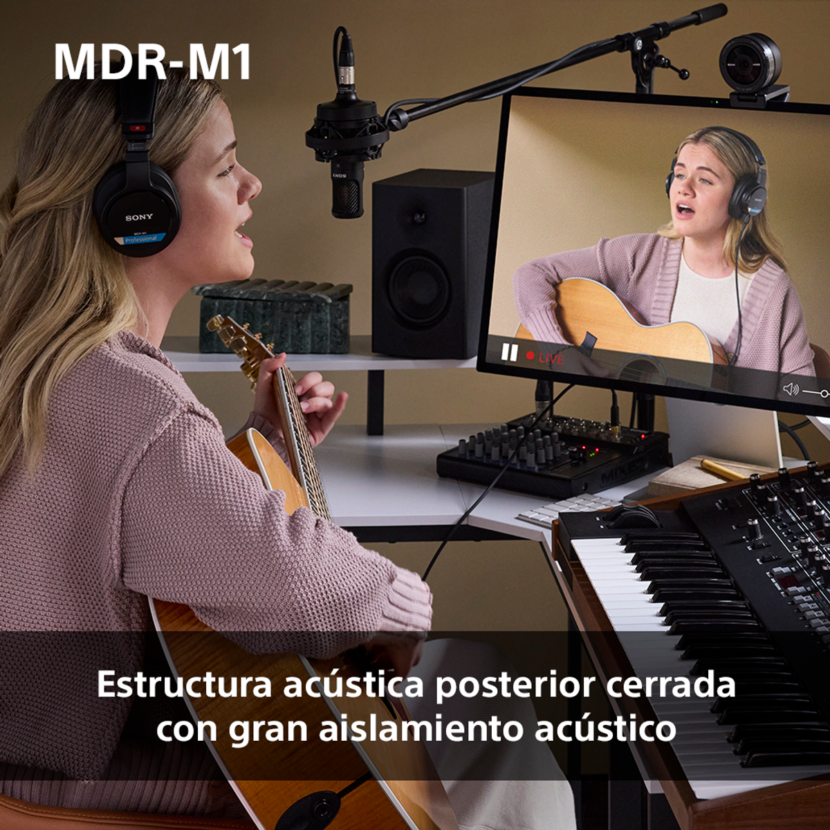 Una mujer toca la guitarra, usa auriculares y canta. Una pantalla muestra lo mismo, con equipo de audio en primer plano.