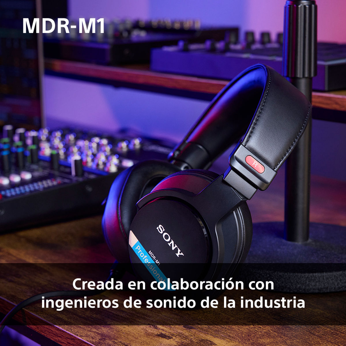Auriculares Sony MDR-M1 negros sobre un soporte. En el fondo, una consola de mezclas y equipos. Texto: 'Creado en colaboración...'