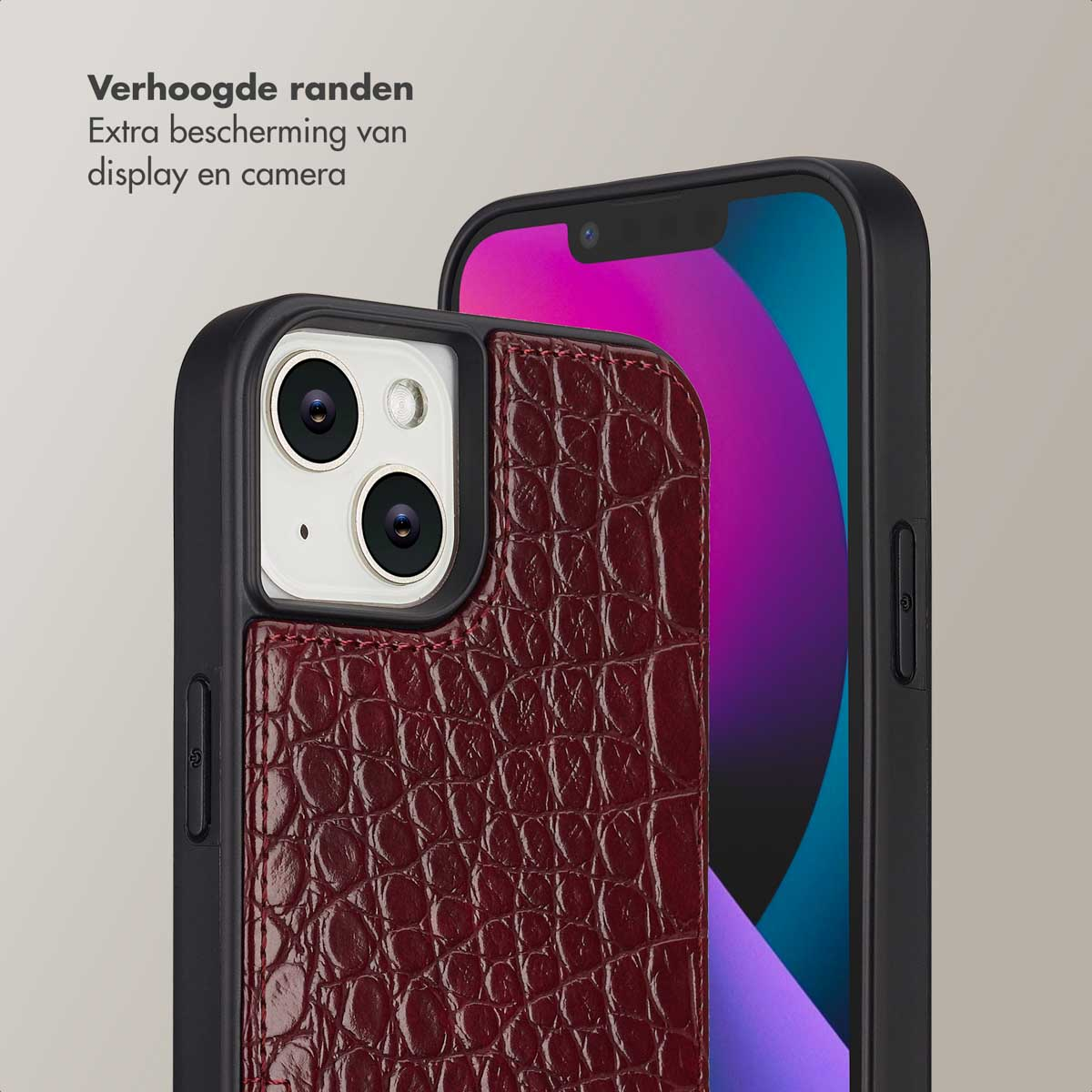 Een close-up van een telefoon in een bordeauxrode, getextureerde hoes. De telefoon heeft een zwart frame en het scherm toont een kleurrijke wallpaper.