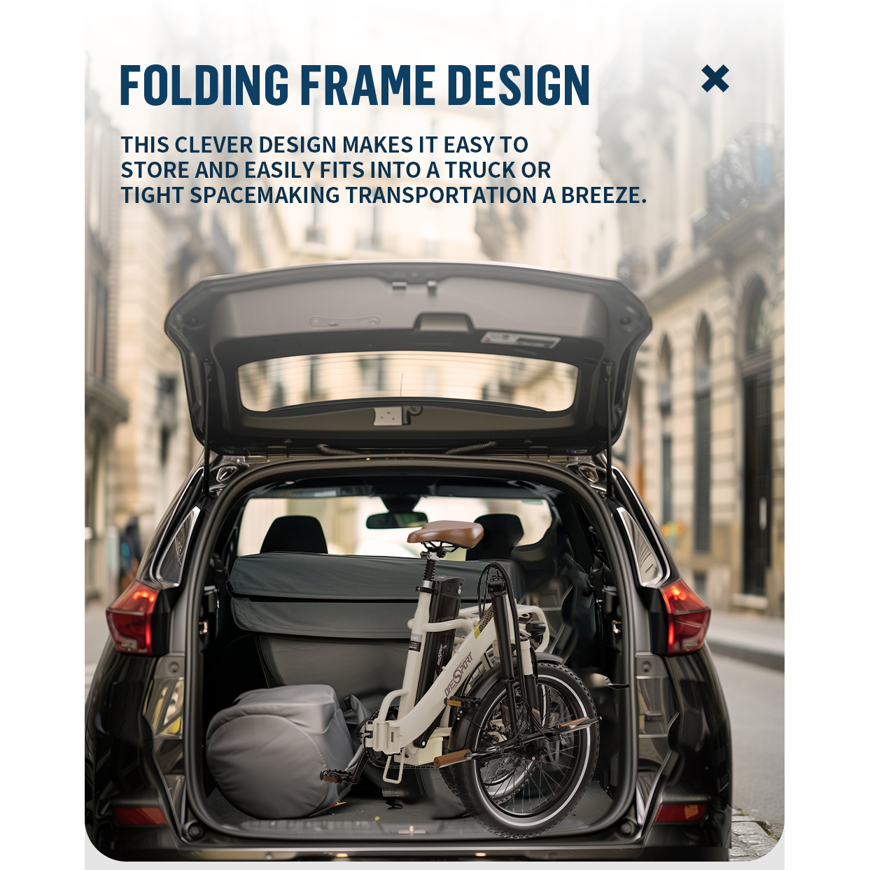 Składany rower znajduje się w bagażniku samochodu. Bagażnik jest otwarty. Samochód jest czarny i zaparkowany na ulicy miasta.