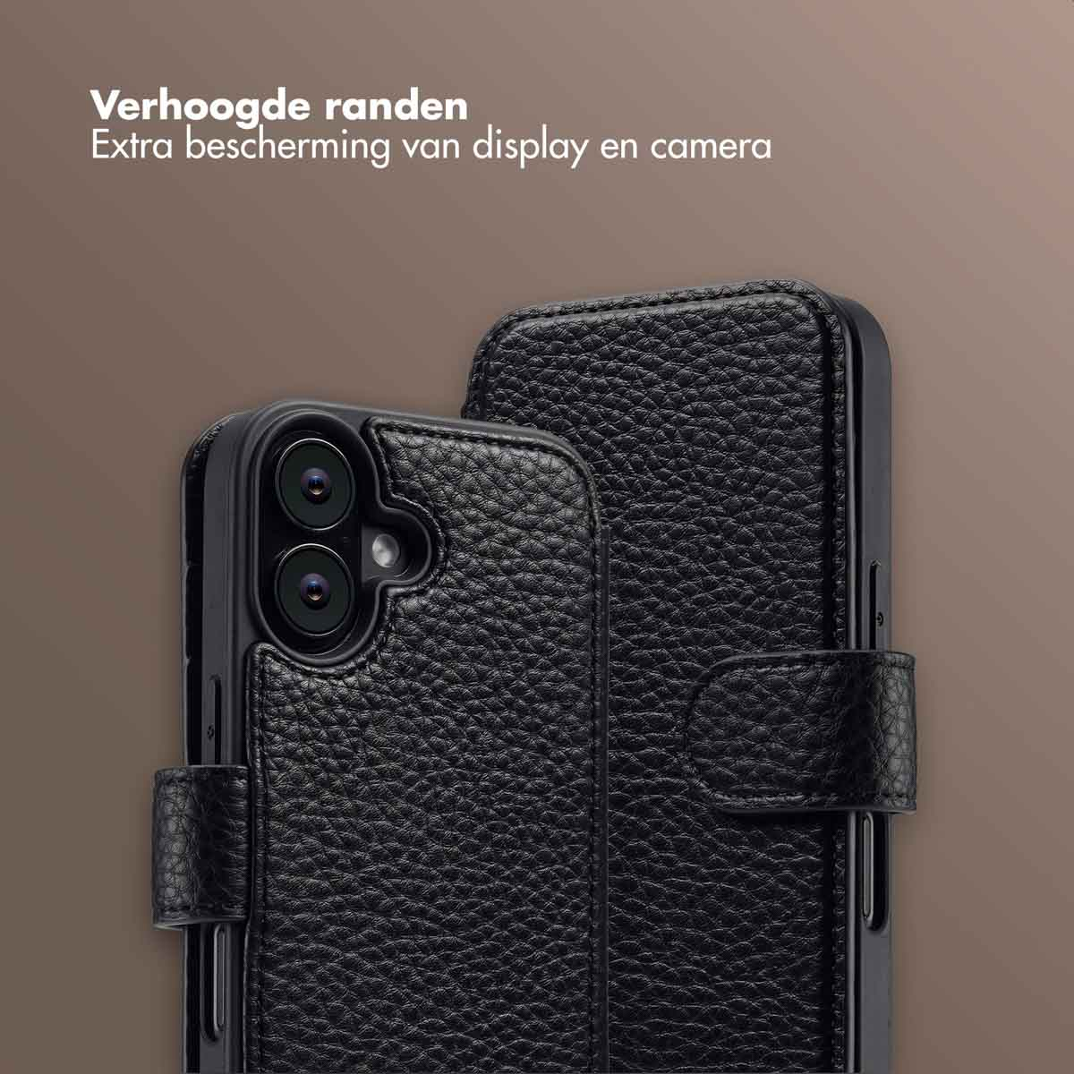 Gros plan d'un étui de téléphone noir texturé avec des bords surélevés, une découpe pour l'appareil photo.