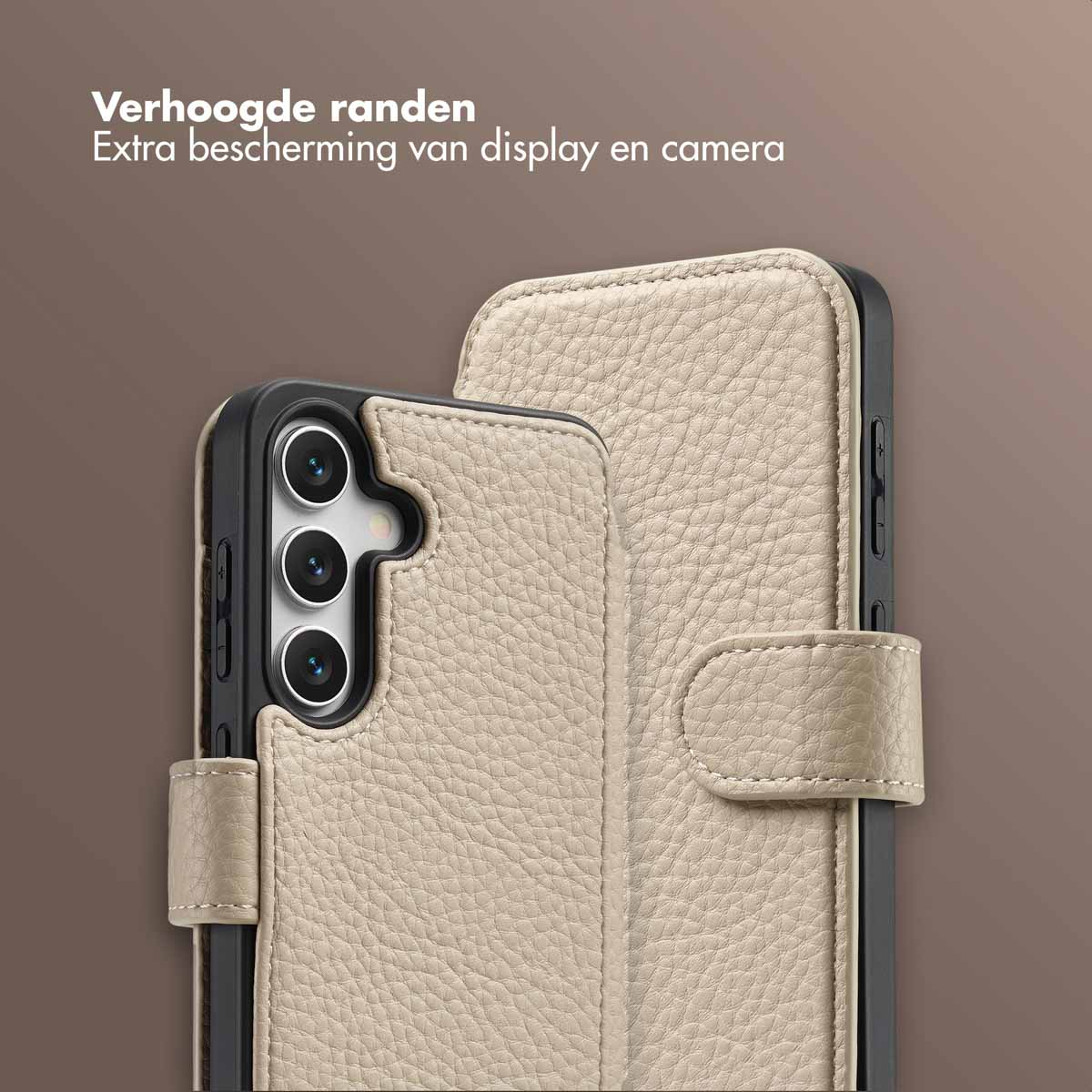 Un étui de téléphone beige est présenté, ouvert et fermé. Il a un aspect cuir texturé avec un cadre noir et trois lentilles d'appareil photo.