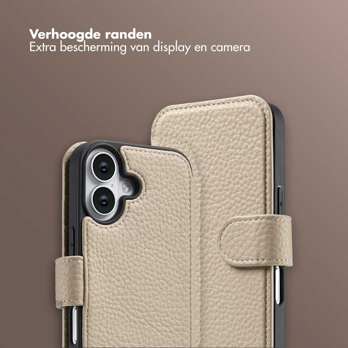 Étui de téléphone en cuir beige avec bords surélevés. L'étui a une découpe pour l'appareil photo et une fermeture magnétique. Le fond est marron.