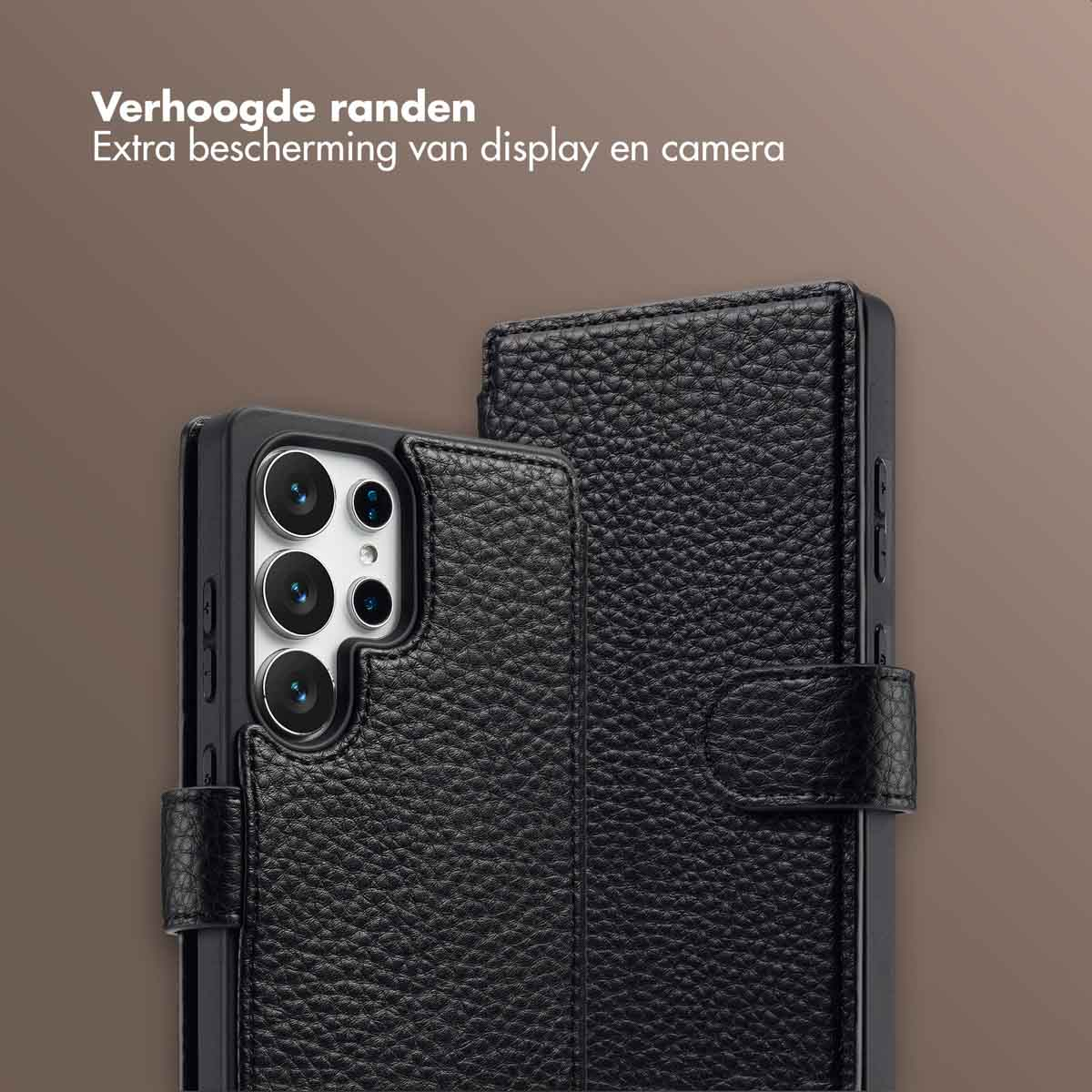 Zwarte leren telefoonhoes met verhoogde randen voor display- en camerabescherming, met een magnetische sluiting.