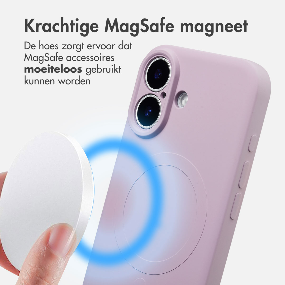 Een hand houdt een witte, cirkelvormige MagSafe-accessoire vast in de buurt van een paarse telefoonhoes. Een blauwe gloed geeft magnetische aantrekkingskracht aan.