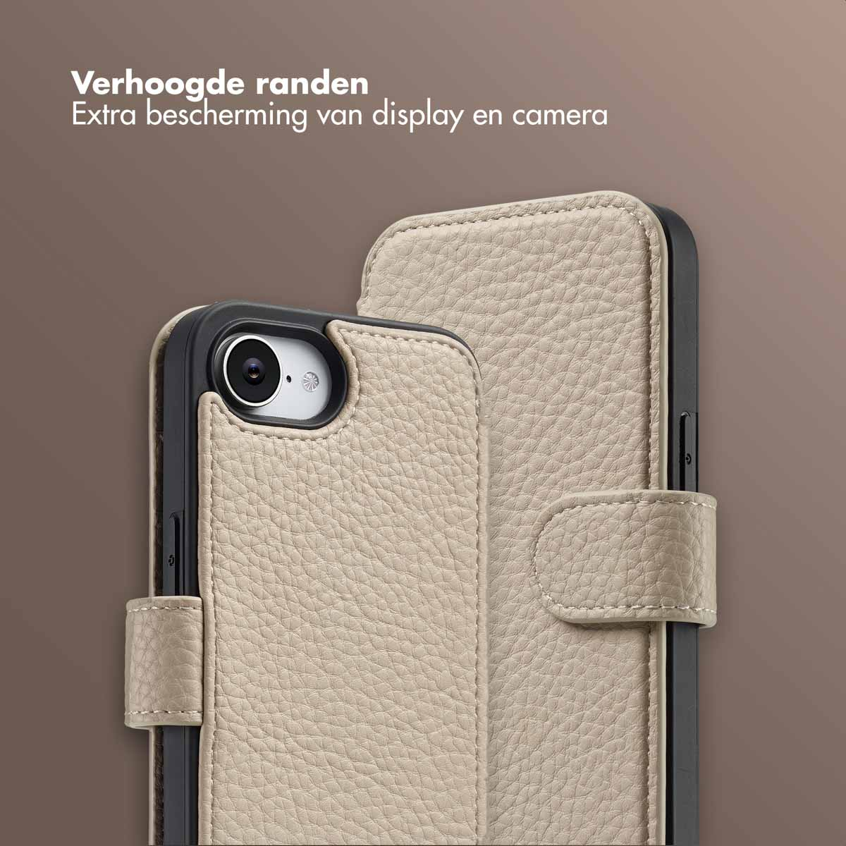 Una custodia per telefono in pelle beige è aperta e piegata. Ha un foro per la fotocamera e bordi rialzati per la protezione del display e della fotocamera.