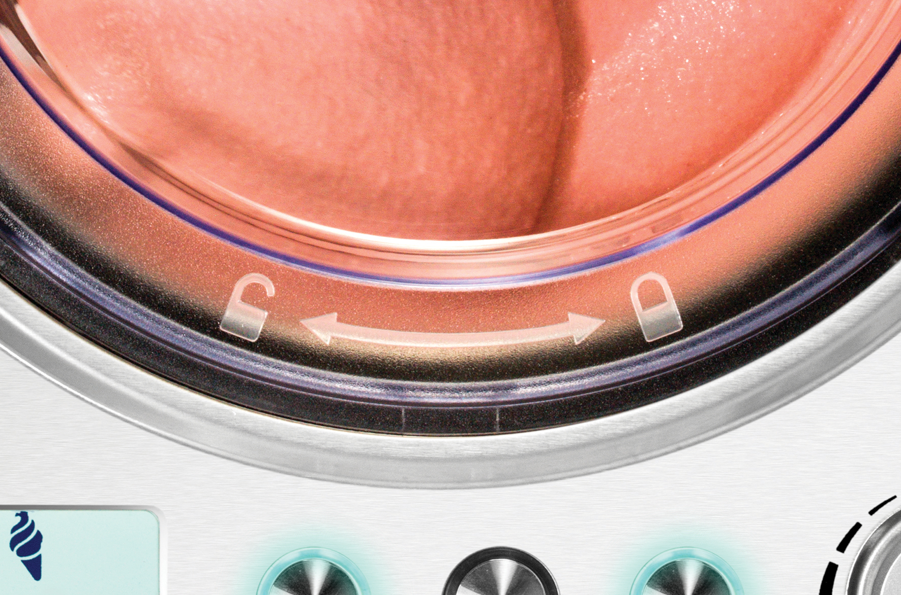 Zbliżenie interfejsu maszyny. Pokazuje symbol otwartej/zamkniętej kłódki i strzałkę. Tło: różowa powierzchnia.