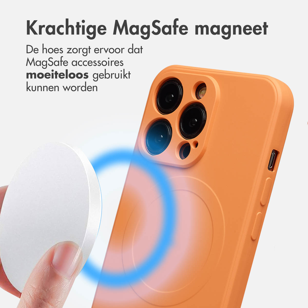 Een oranje telefoonhoesje met een MagSafe-accessoire dat wordt bevestigd. Blauwe magnetische veldlijnen zijn zichtbaar.