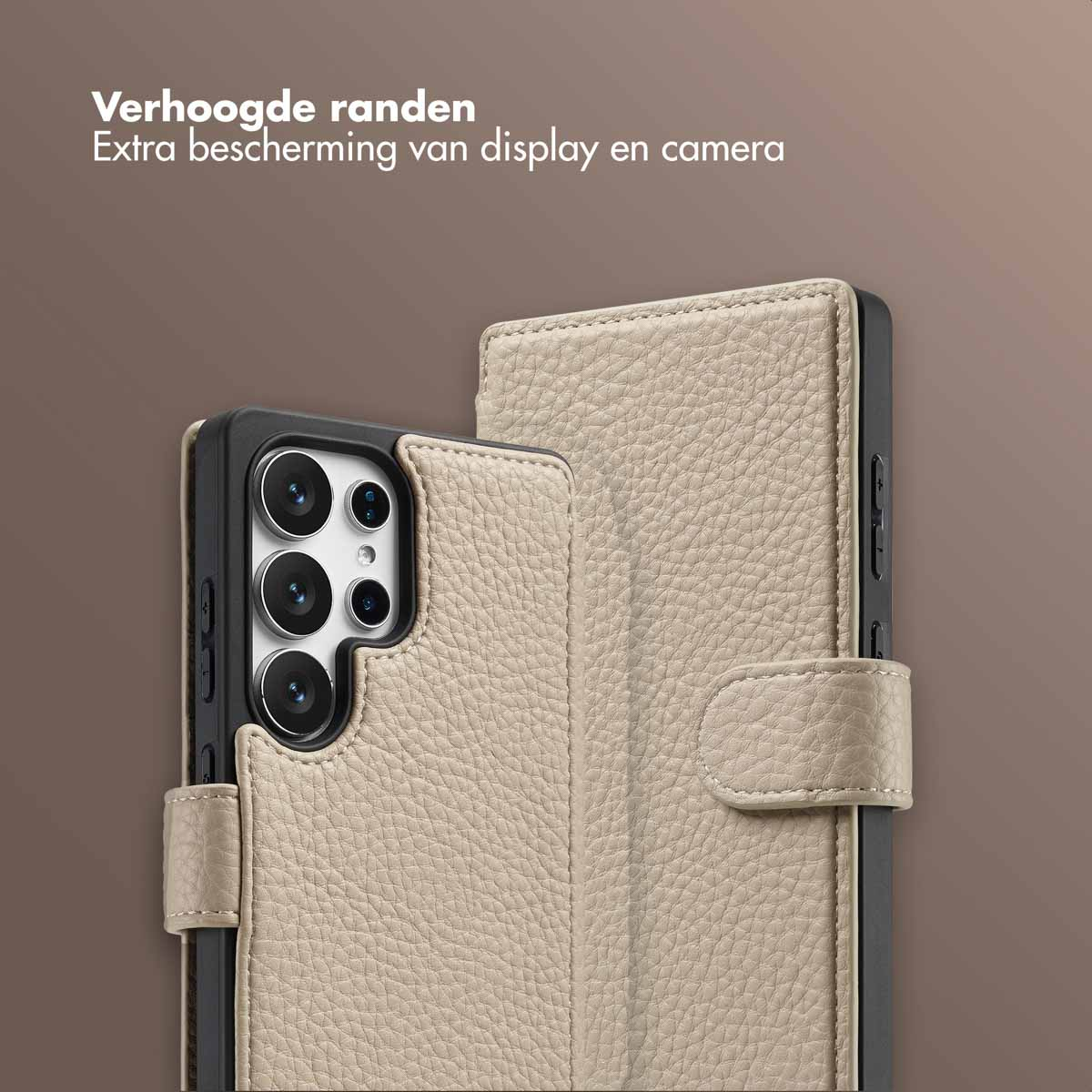 Un étui de téléphone en cuir beige est ouvert, montrant le téléphone avec sa caméra. Texte : 'Protection extra'.