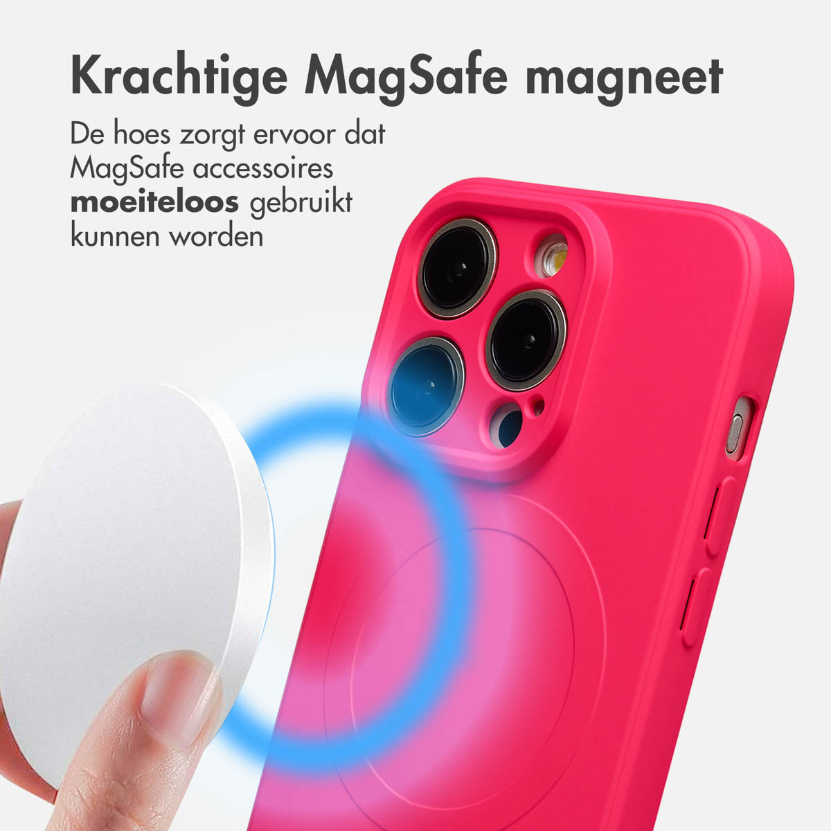 Een hand houdt een witte MagSafe-accessoire vast bij een rode iPhone-hoes. Een blauw magnetisch veld is zichtbaar. Tekst bovenaan.