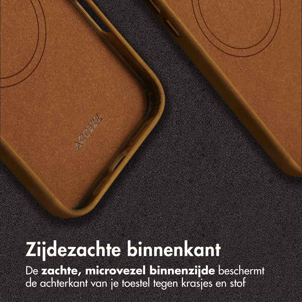 Close-up van de binnenkant van een bruine telefoonhoes. De binnenkant is zacht, met een merknaam. De achtergrond is een donker, getextureerd oppervlak.