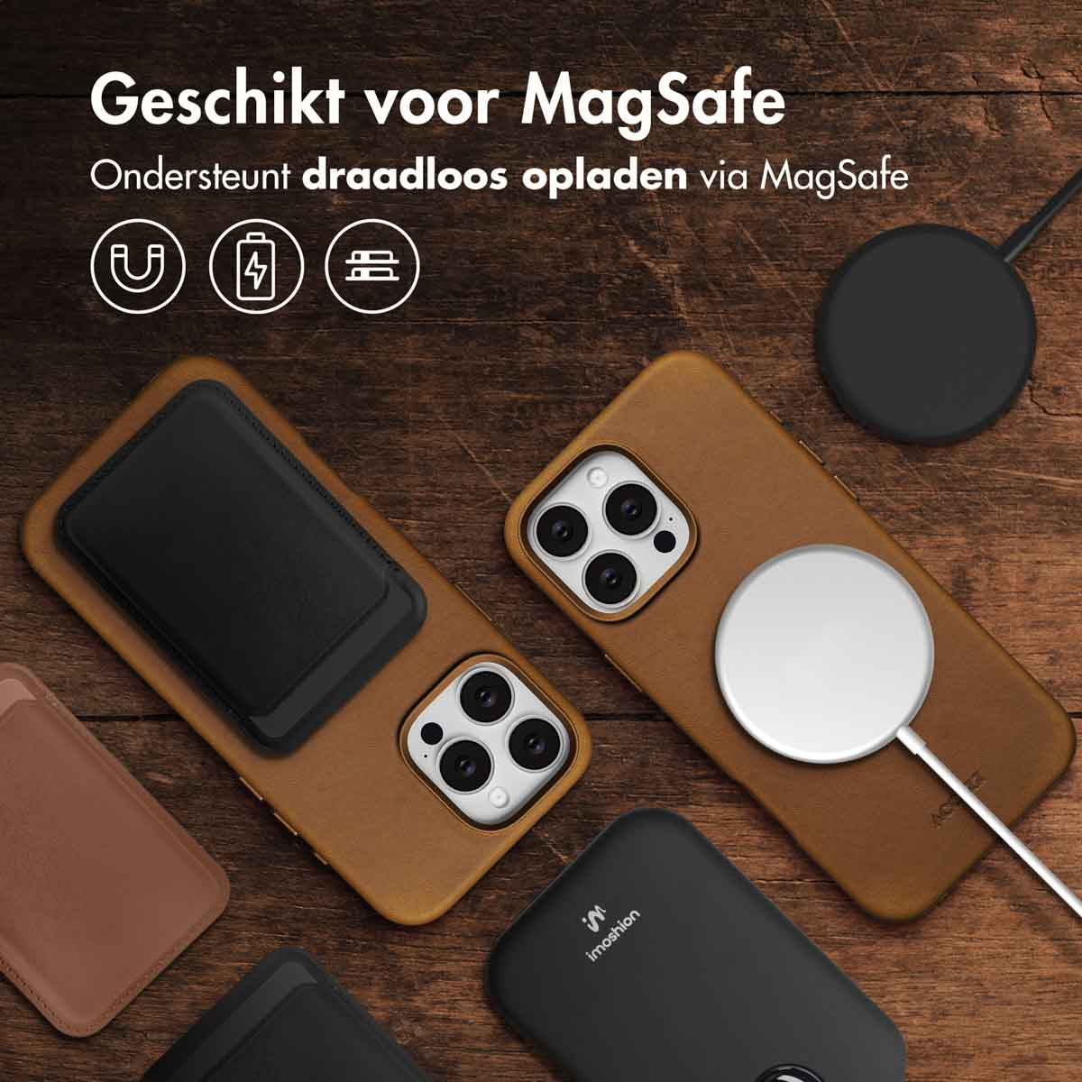 Telefoons met hoesjes en opladers op een houten oppervlak. Tekst: 'Geschikt voor MagSafe'.