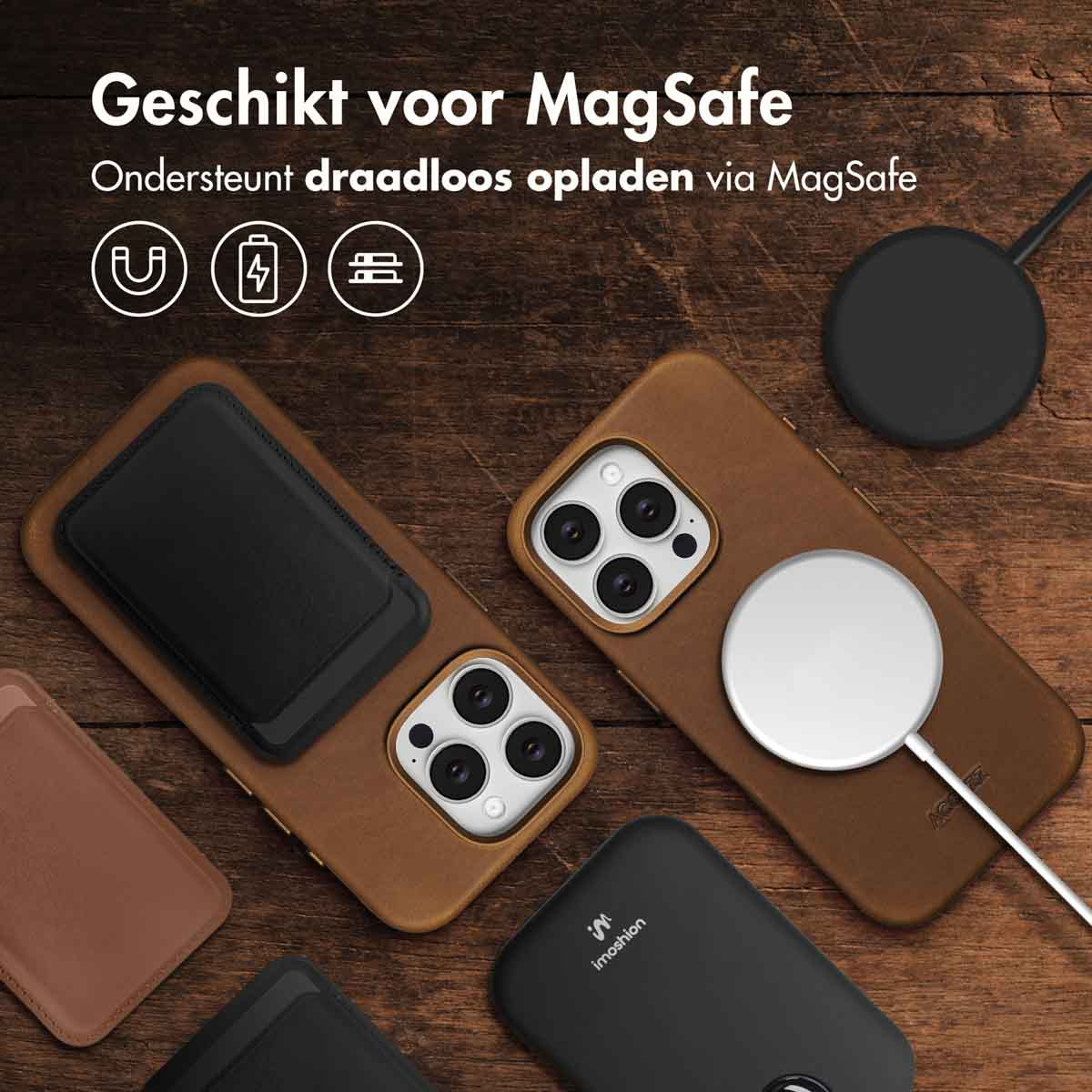 Telefoni con custodie marroni, caricabatterie MagSafe e un power bank nero su una superficie di legno. Testo in alto: 'Adatto per MagSafe'.