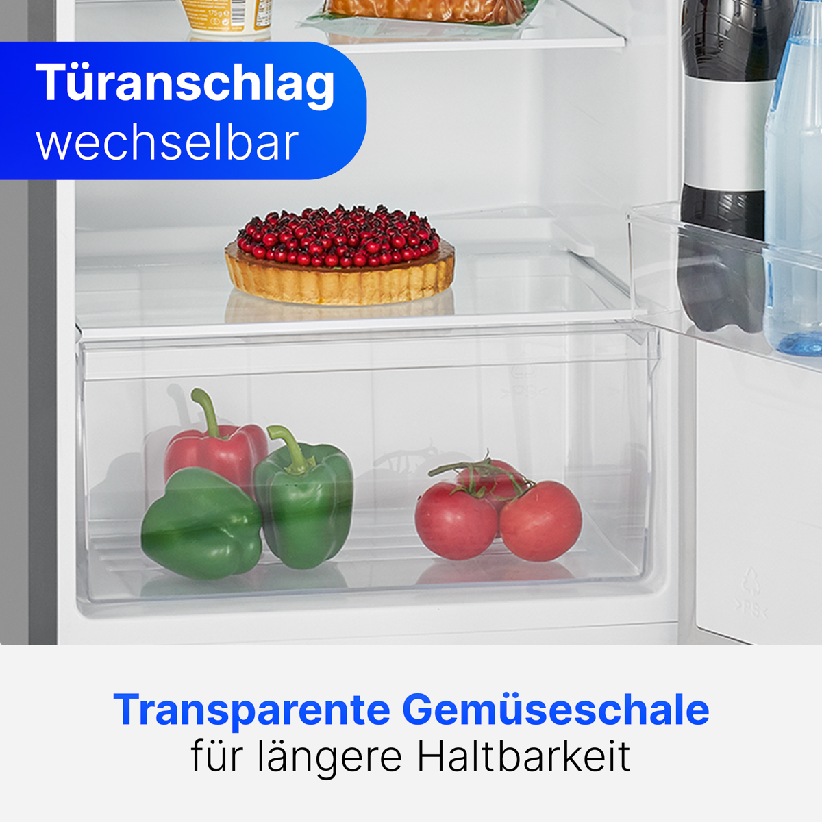 Im Kühlschrank sind eine Obsttorte, rote und grüne Paprika und Tomaten in den transparenten Schubladen zu sehen.