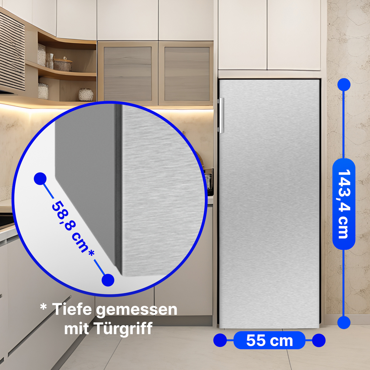 Ein Edelstahlkühlschrank wird in einer Küche gezeigt. Die Maße sind hervorgehoben: 143,4 cm Höhe, 55 cm Breite und 58,8 cm Tiefe.