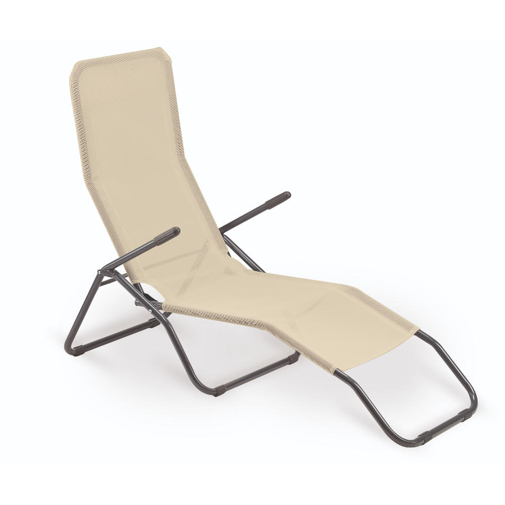 Una sedia a sdraio beige con telaio nero su sfondo bianco. È vuota e angolata, con braccioli. La sedia è per rilassarsi.