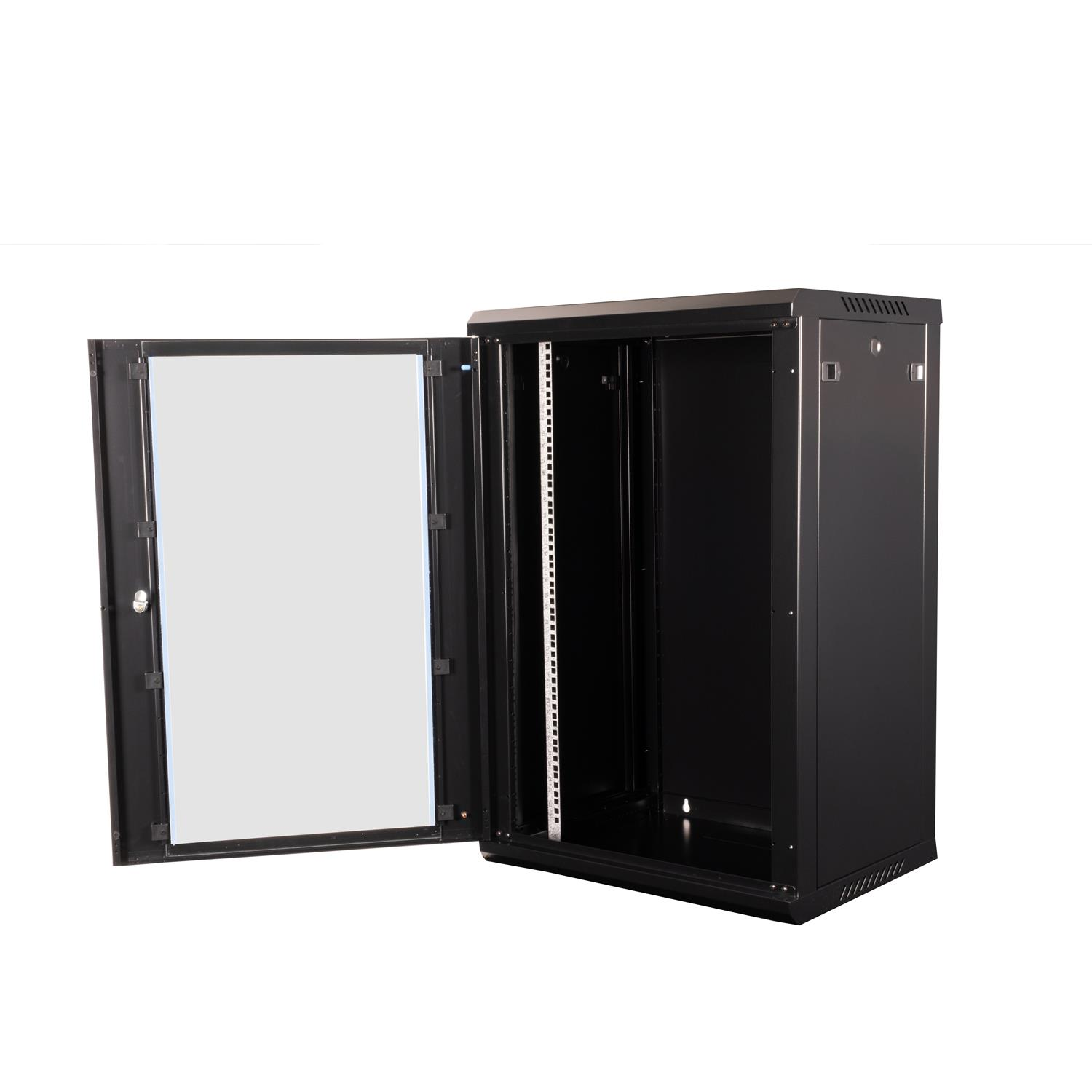Siyah bir sunucu raf kabini, bir kapısı açık. Açık kapıda şeffaf bir panel var. İç kısımda montaj rayları var.