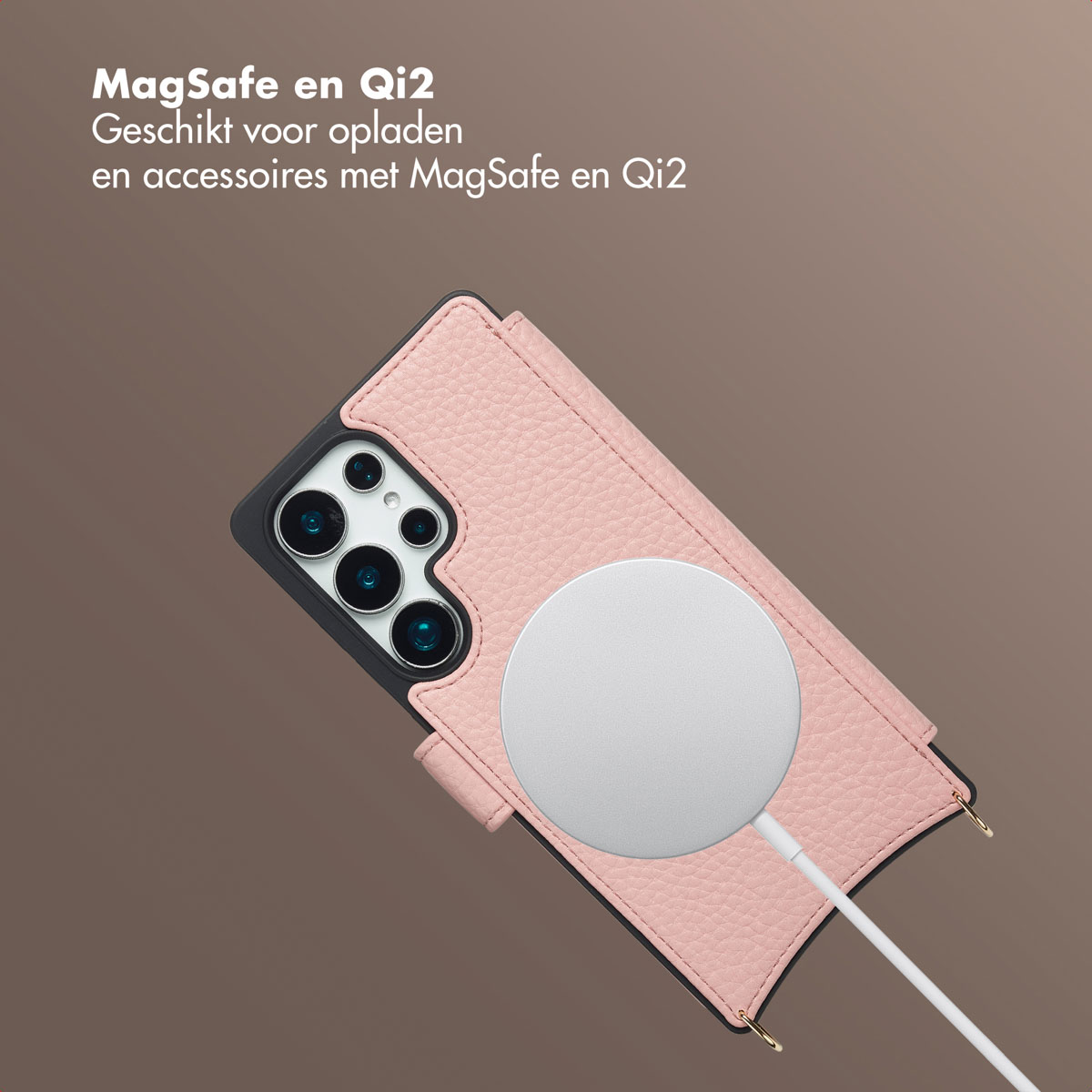 Housse de téléphone rose avec un socle de chargement blanc. Le téléphone a plusieurs caméras. Le fond est un dégradé de tons bruns.