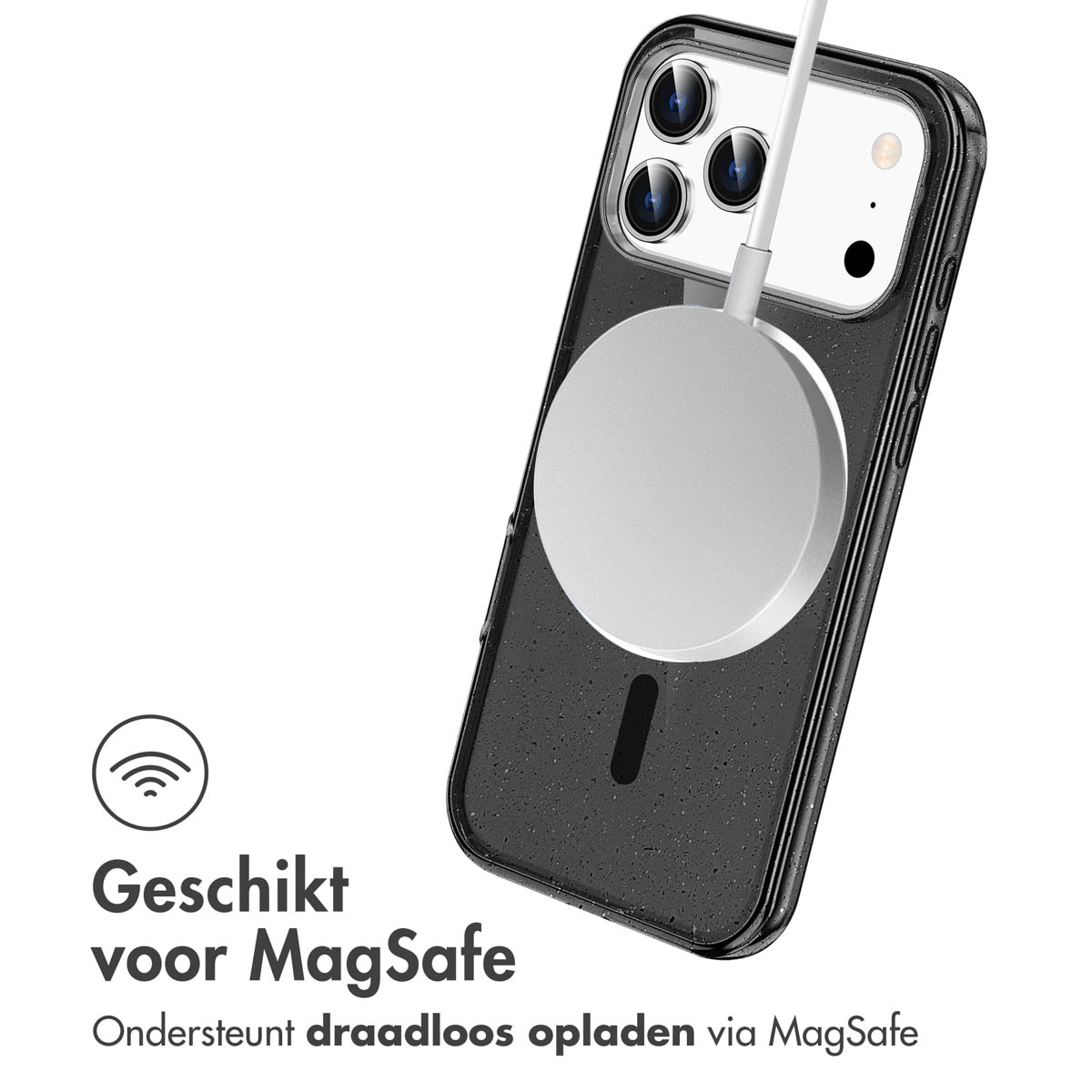 Een iPhone met een MagSafe-oplader aangesloten. De telefoon zit in een hoesje. Tekst: 'Geschikt voor MagSafe'.