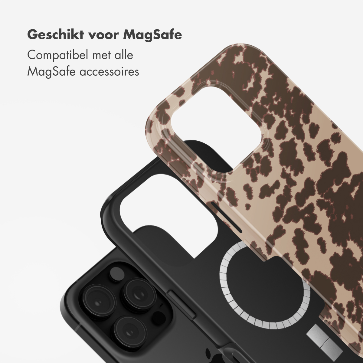 Een telefoonhoesje met een koeienprint wordt getoond. De hoes is zwart met een bruin en beige patroon. De hoes staat schuin naar de kijker.