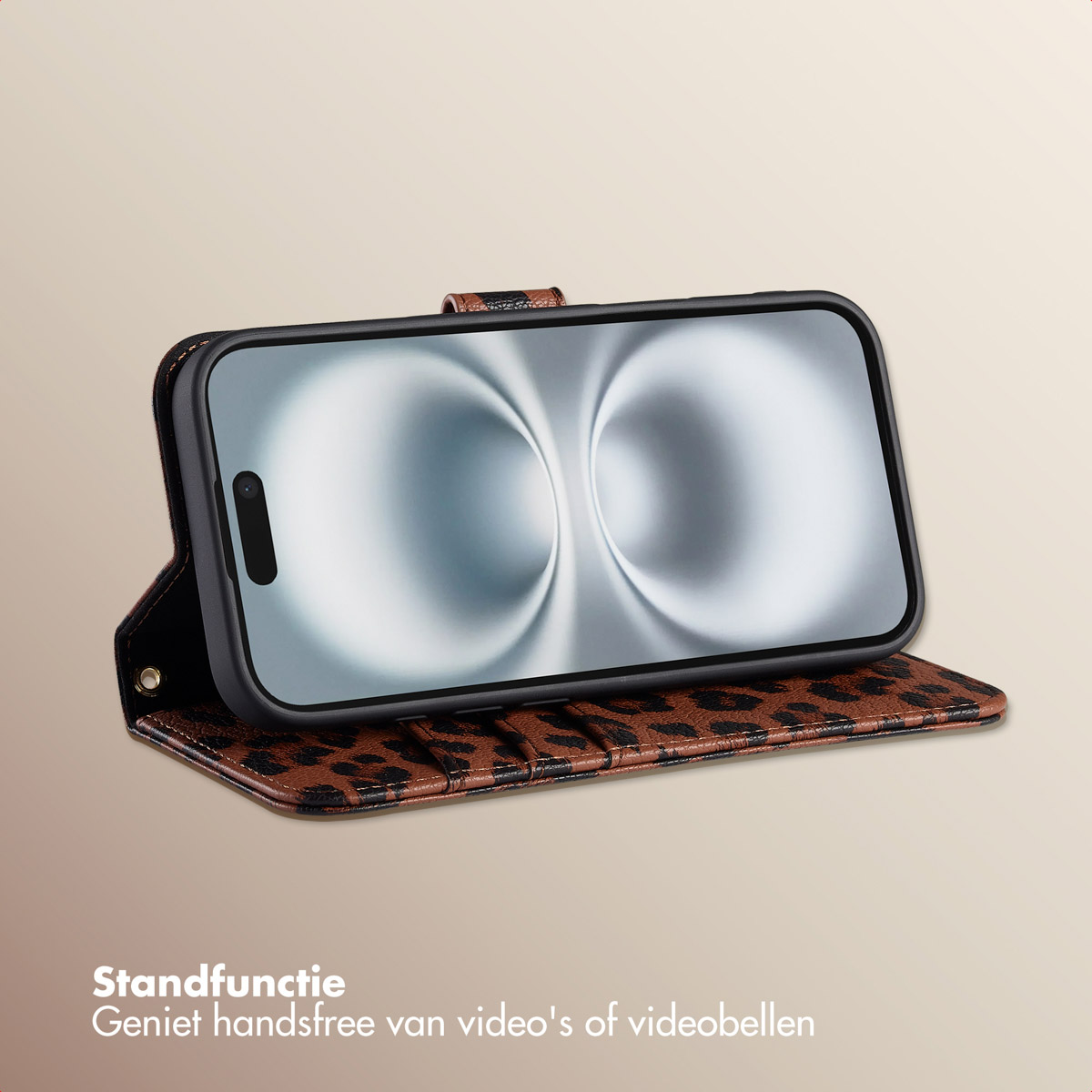Uno smartphone in una custodia con stampa leopardata è in mostra. Lo schermo mostra un design astratto e riflettente. La custodia è aperta.