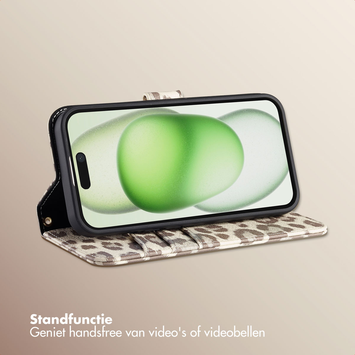 Een smartphone in een luipaardprint hoesje toont een groene abstracte afbeelding. Het hoesje is open en de telefoon is naar de kijker gekanteld.
